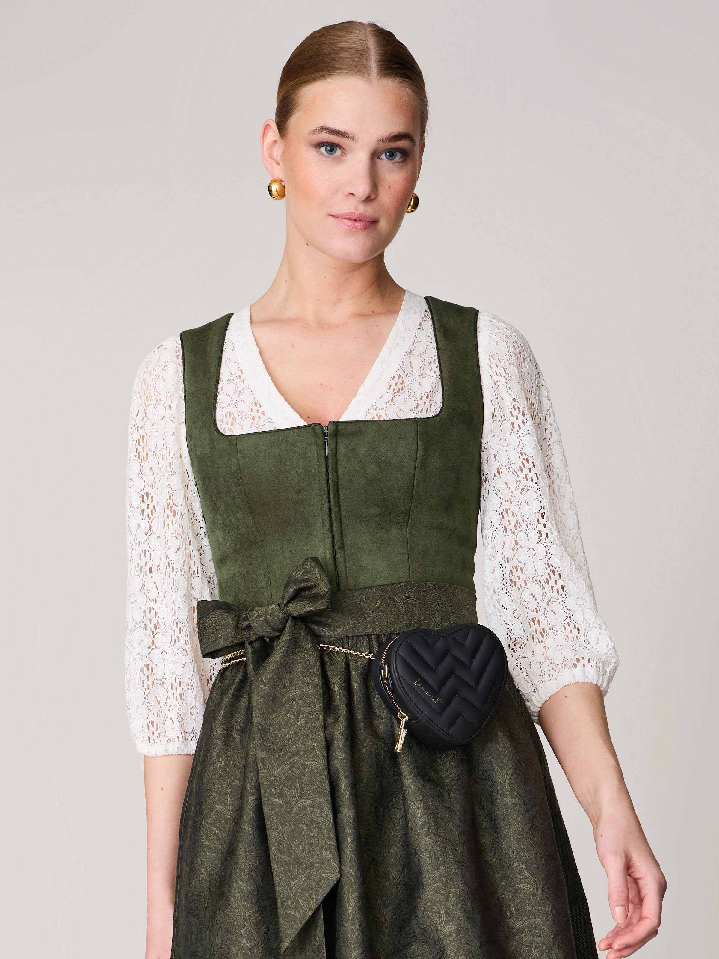 Weiße Dirndlbluse mit V-Ausschnitt