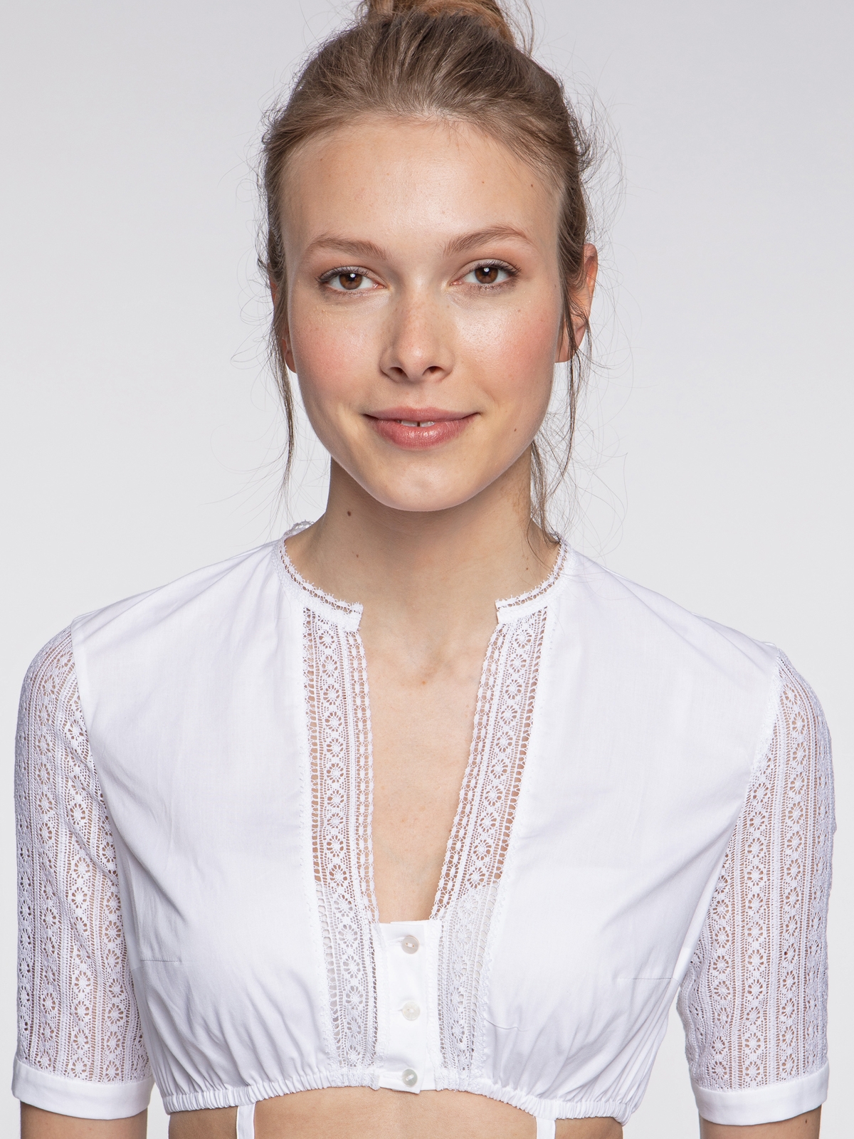 Dirndlbluse mit V-Ausschnitt