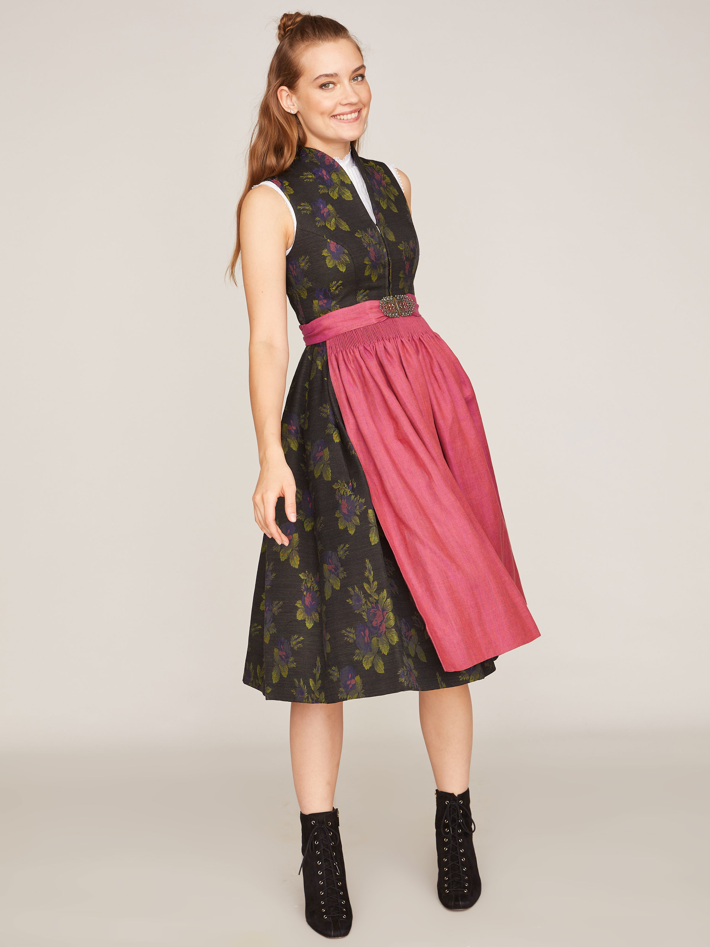 Schwarzes hochgeschlossenes Dirndl