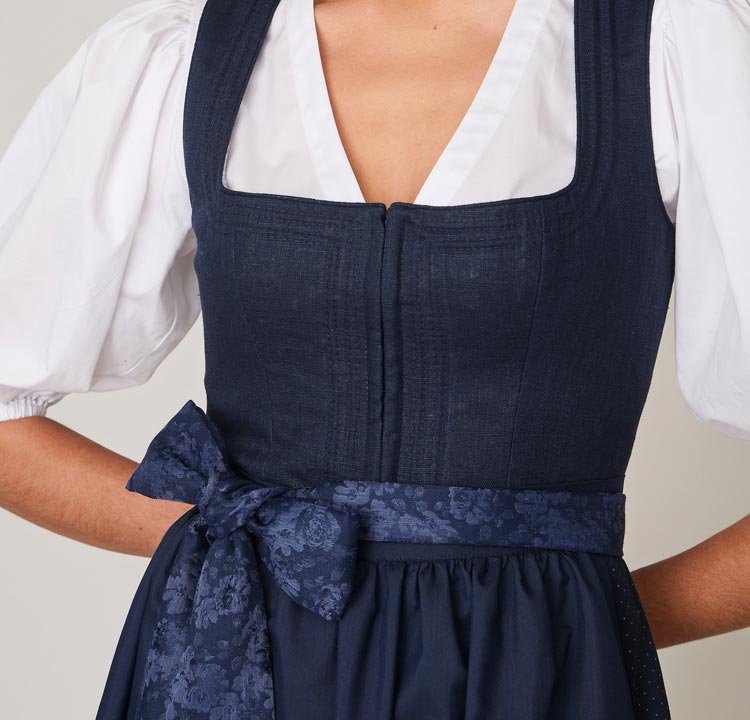 Dirndl von Limberry in dunkelblau frontale Ansicht Dirndl von Limberry in dunkelblau frontale Ansicht