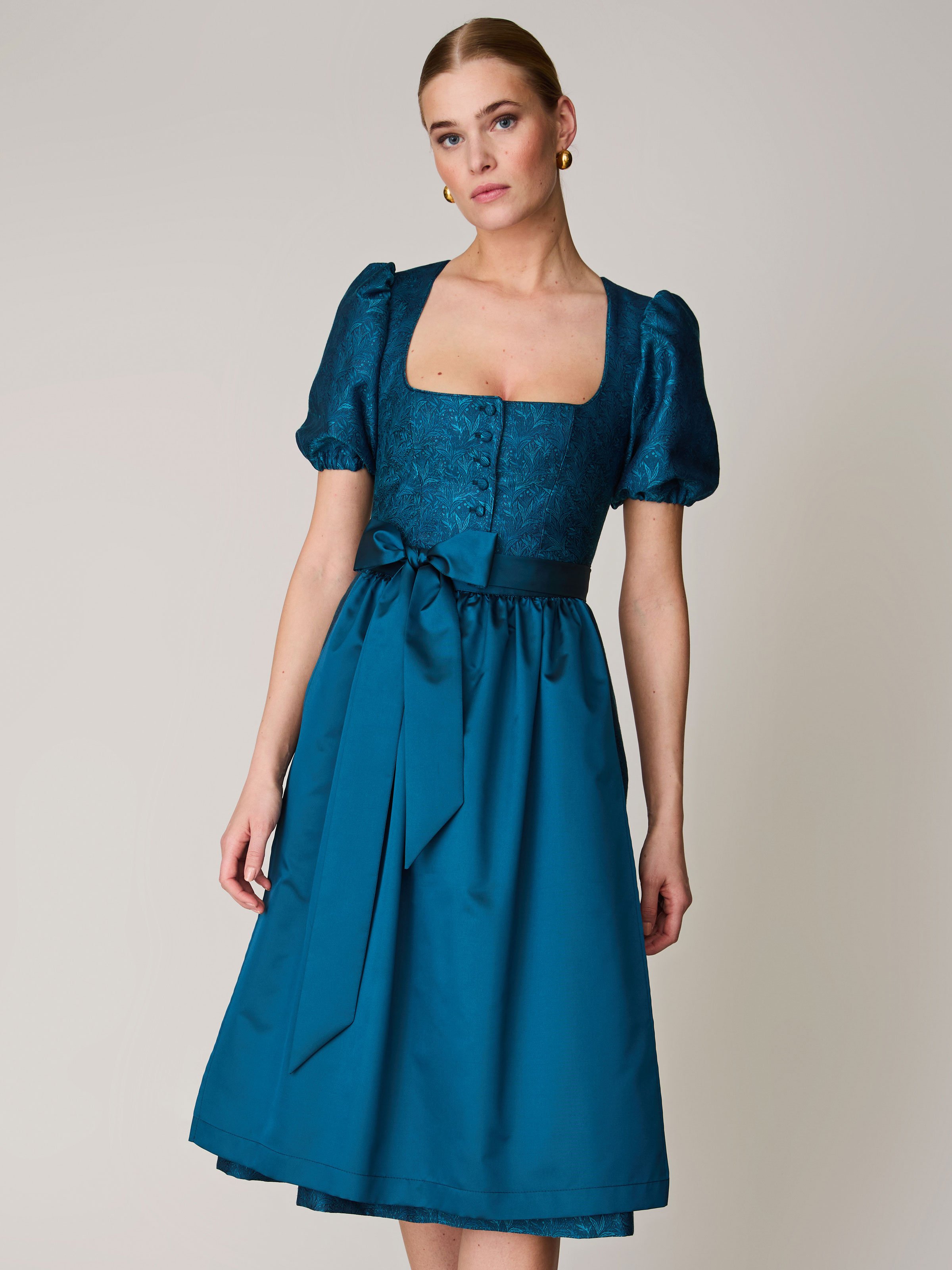 Aquablaues Dirndl mit Puffärmel