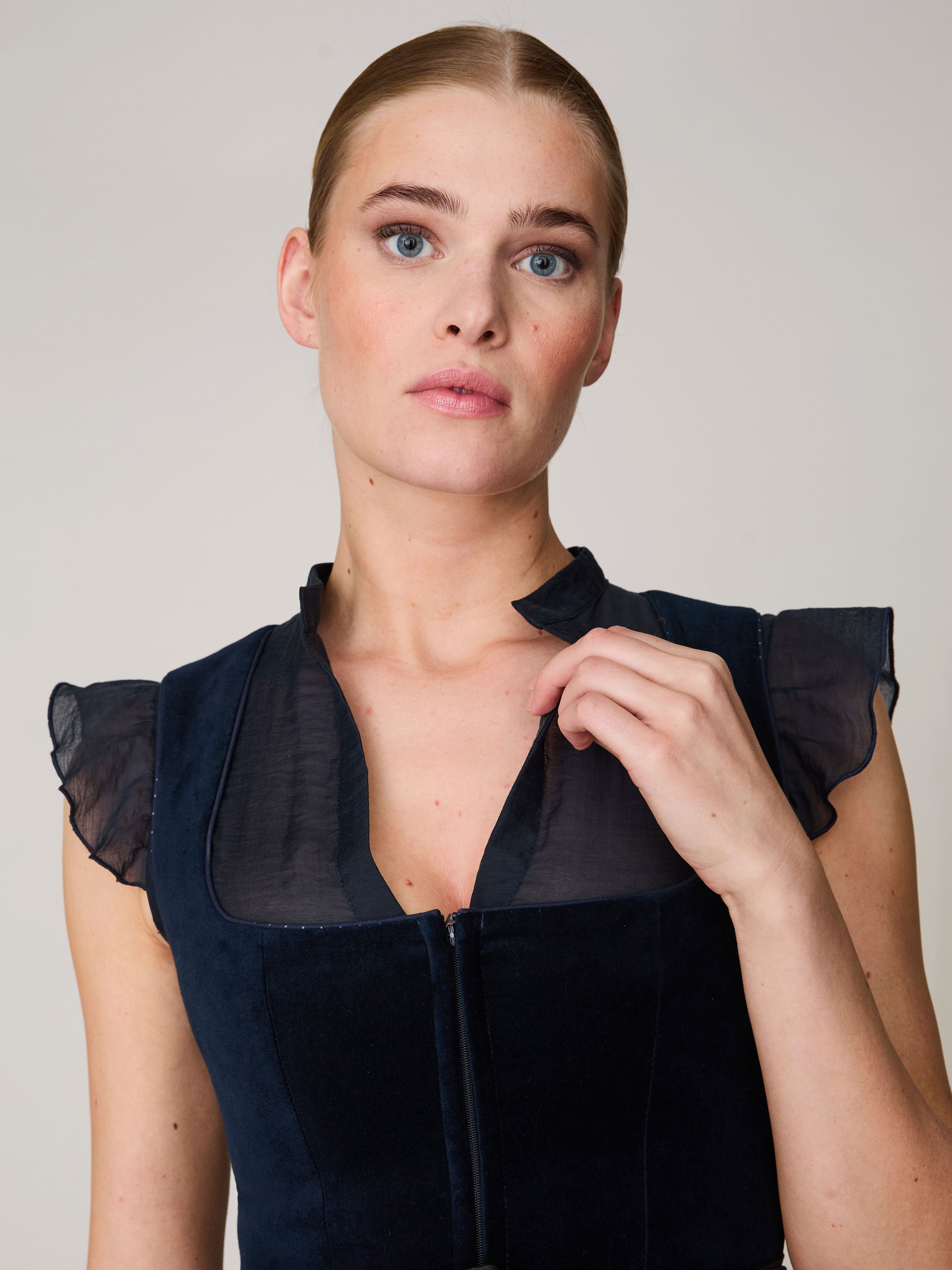 Transparente Dirndlbluse in Dunkelblau
