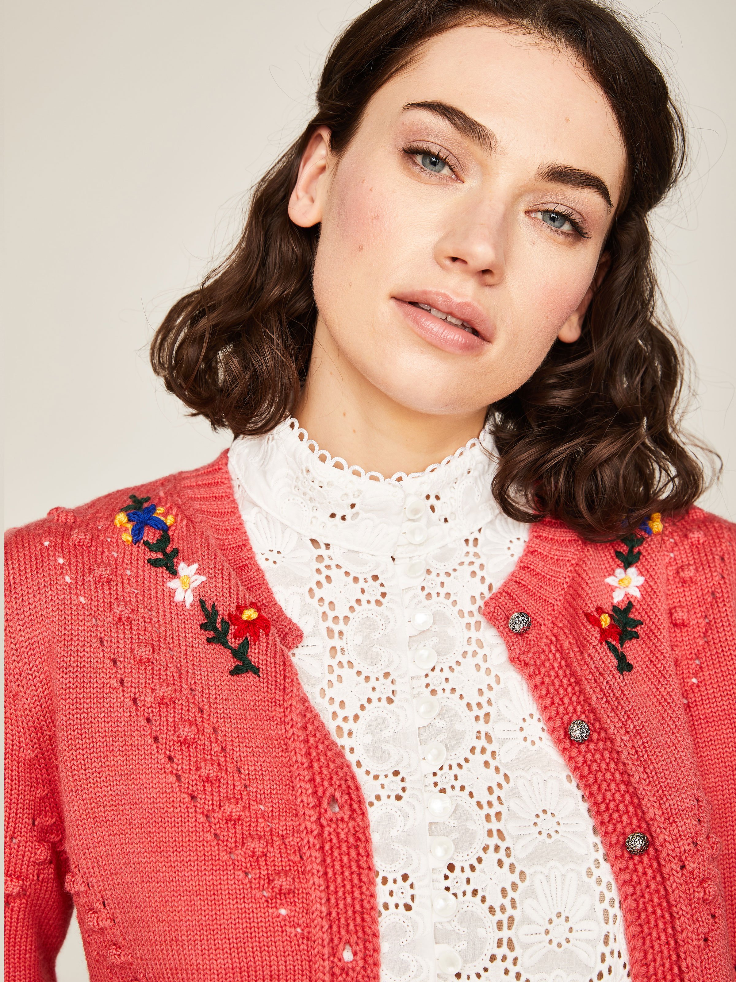Strickjacke in Koralle mit Blumenstickerei
