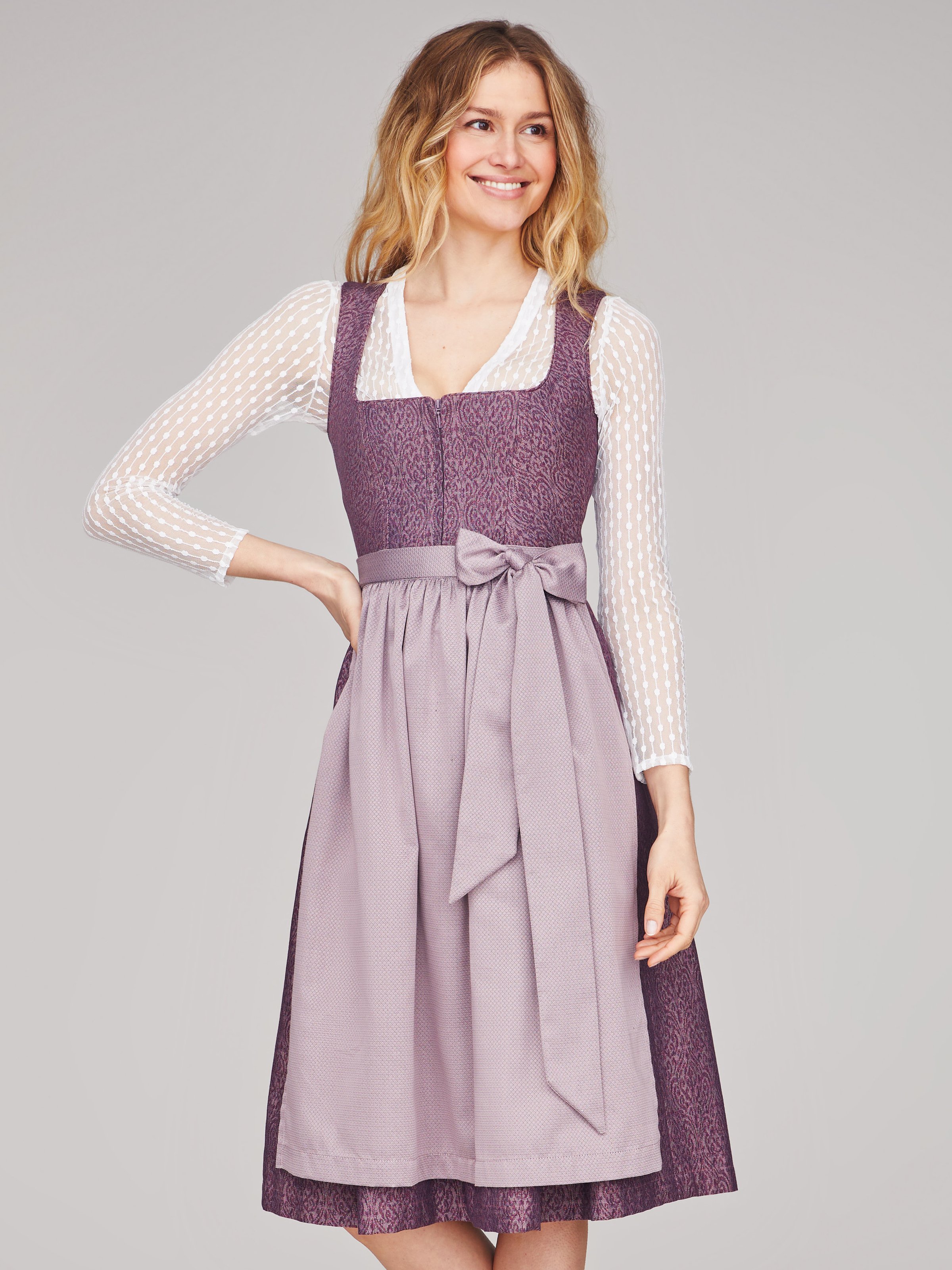 Dirndl in schimmerndem Beerenton Dirndl in schimmerndem Beerenton