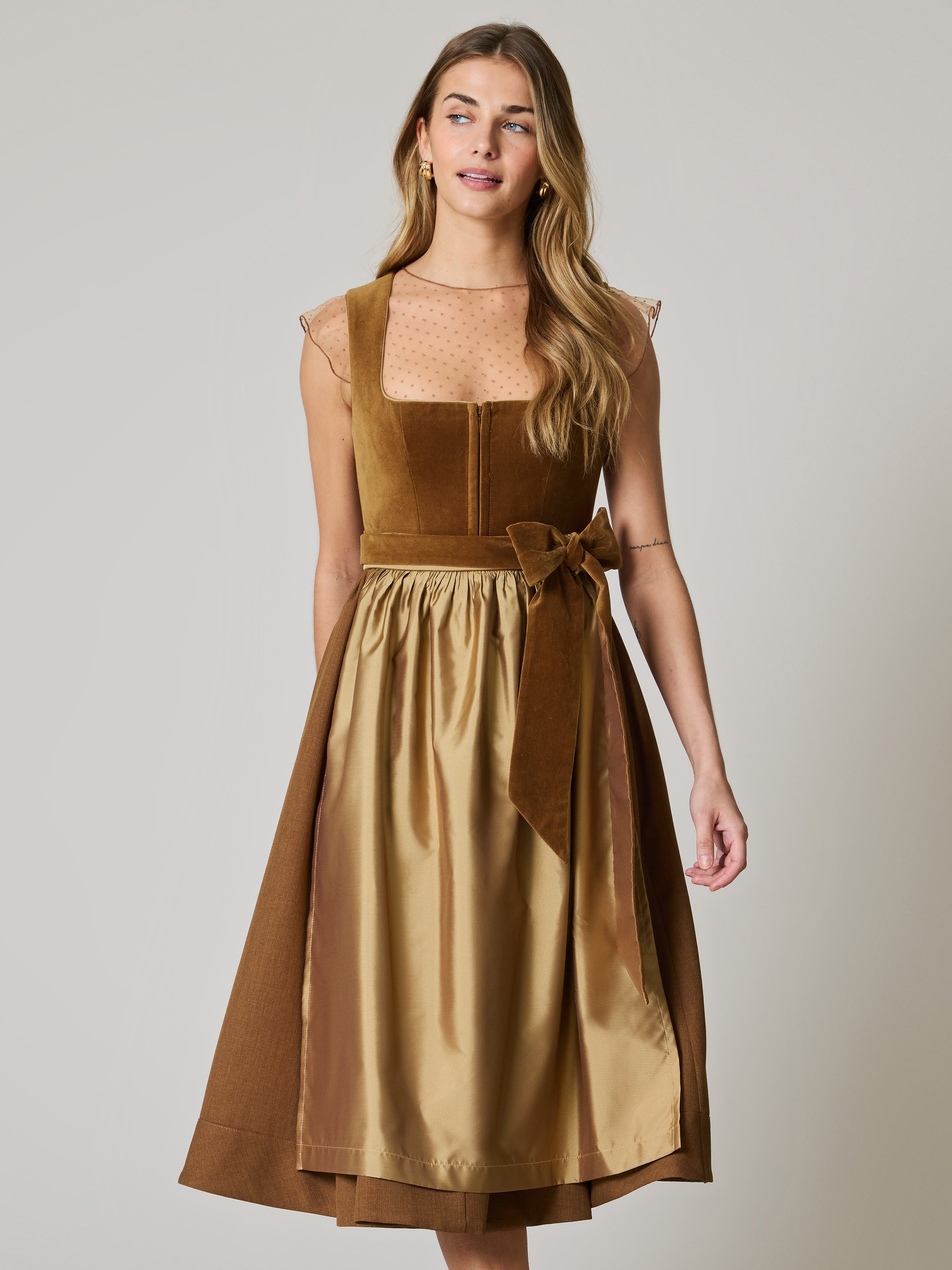 Dirndl in Bronze mit Samtmieder