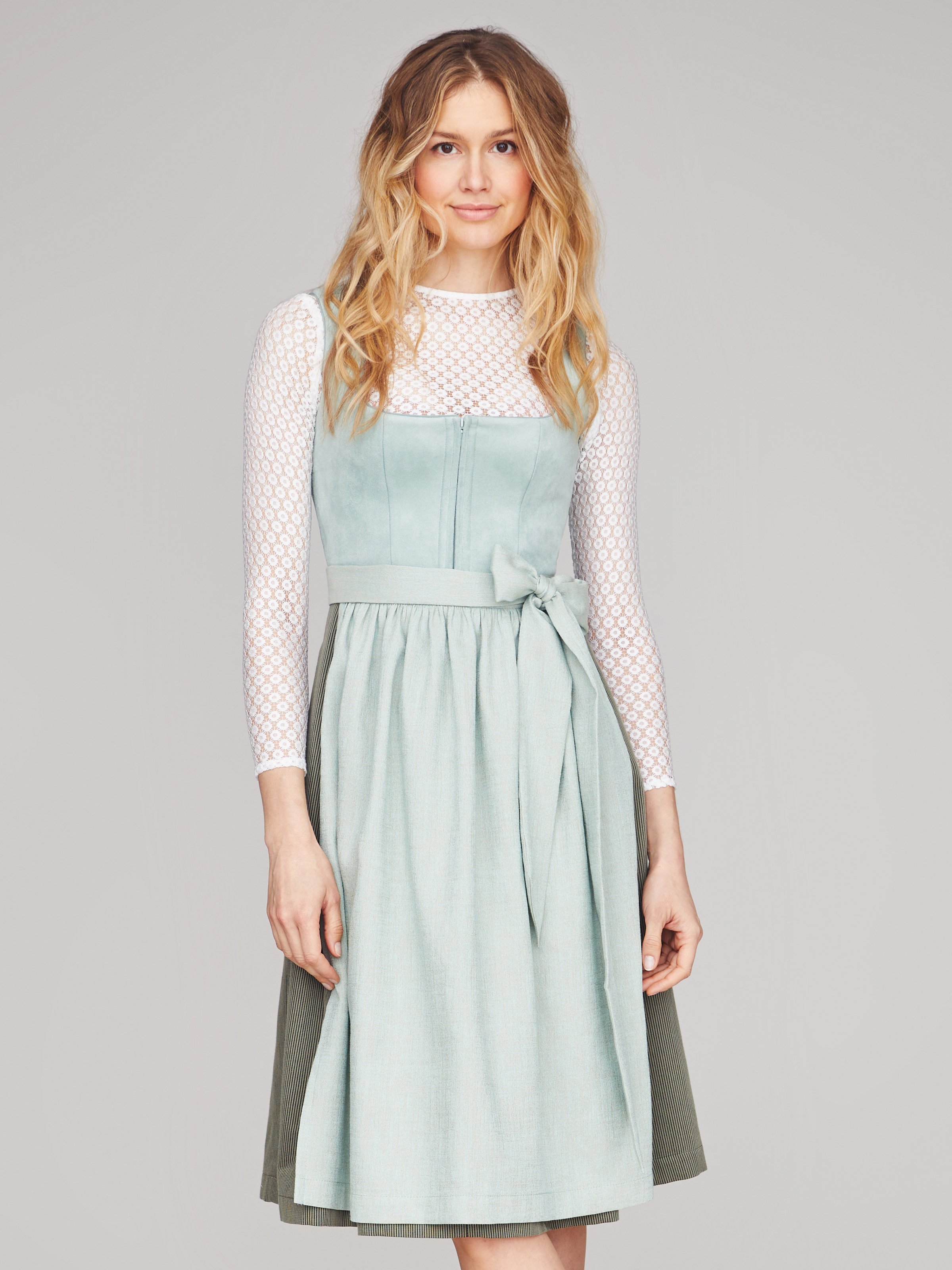 Dirndl mit Velours-Mieder in hellem Türkis Dirndl mit Velours-Mieder in hellem Türkis
