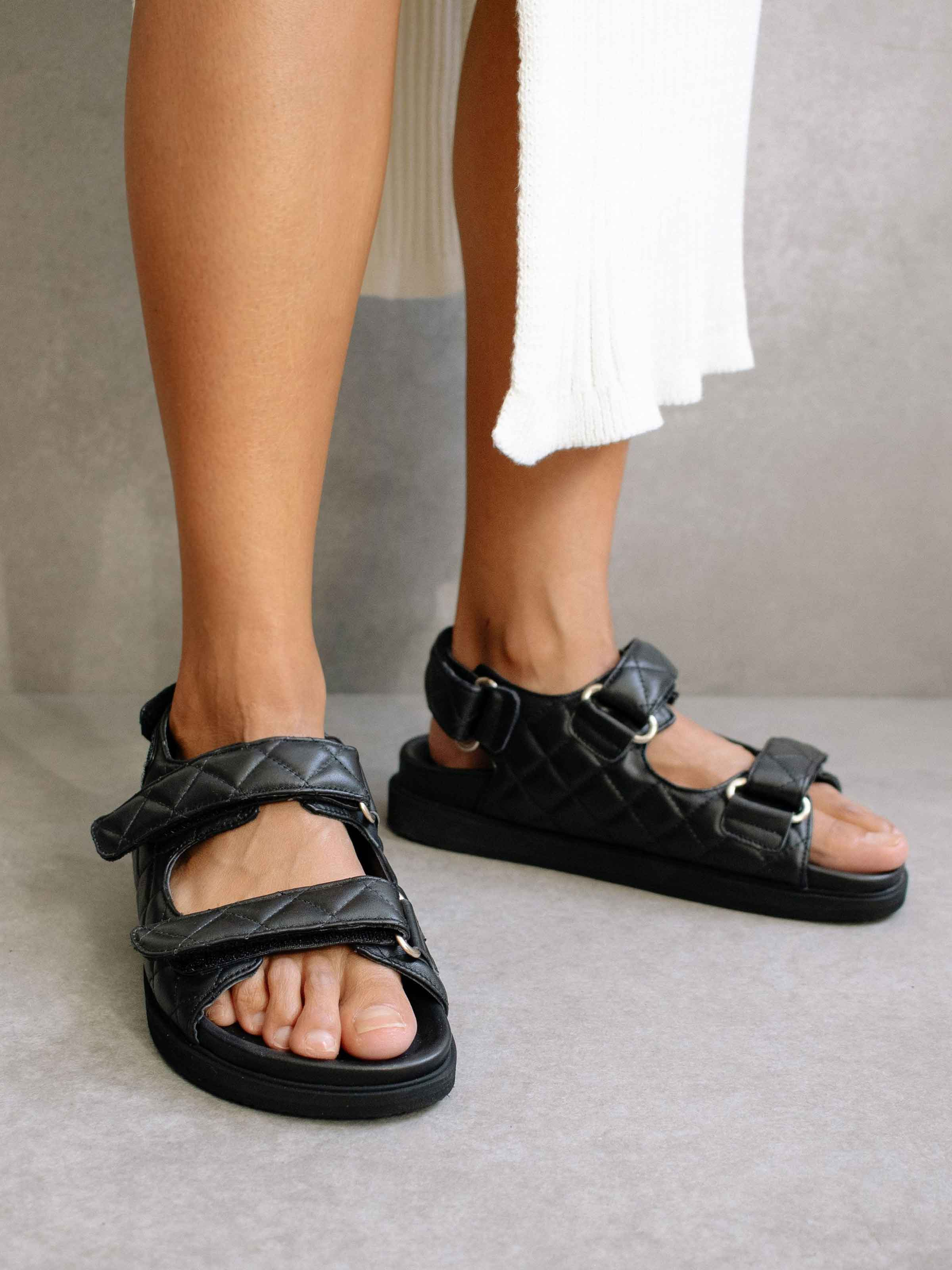 Schwarze Leder-Sandalen in Stepp-Optik mit Klettverschluss