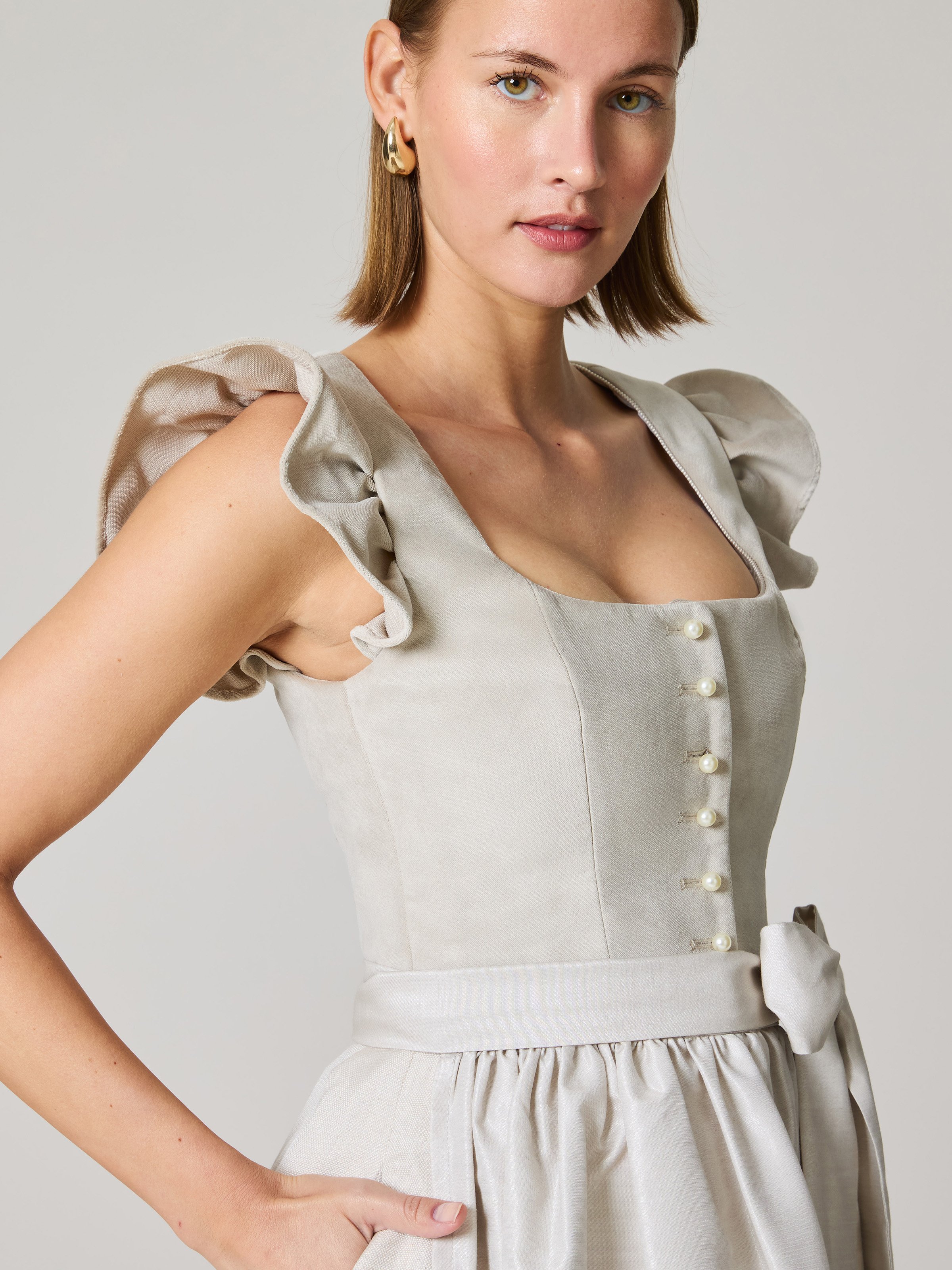 Beiges Samtdirndl mit abknöpfbarem Arm