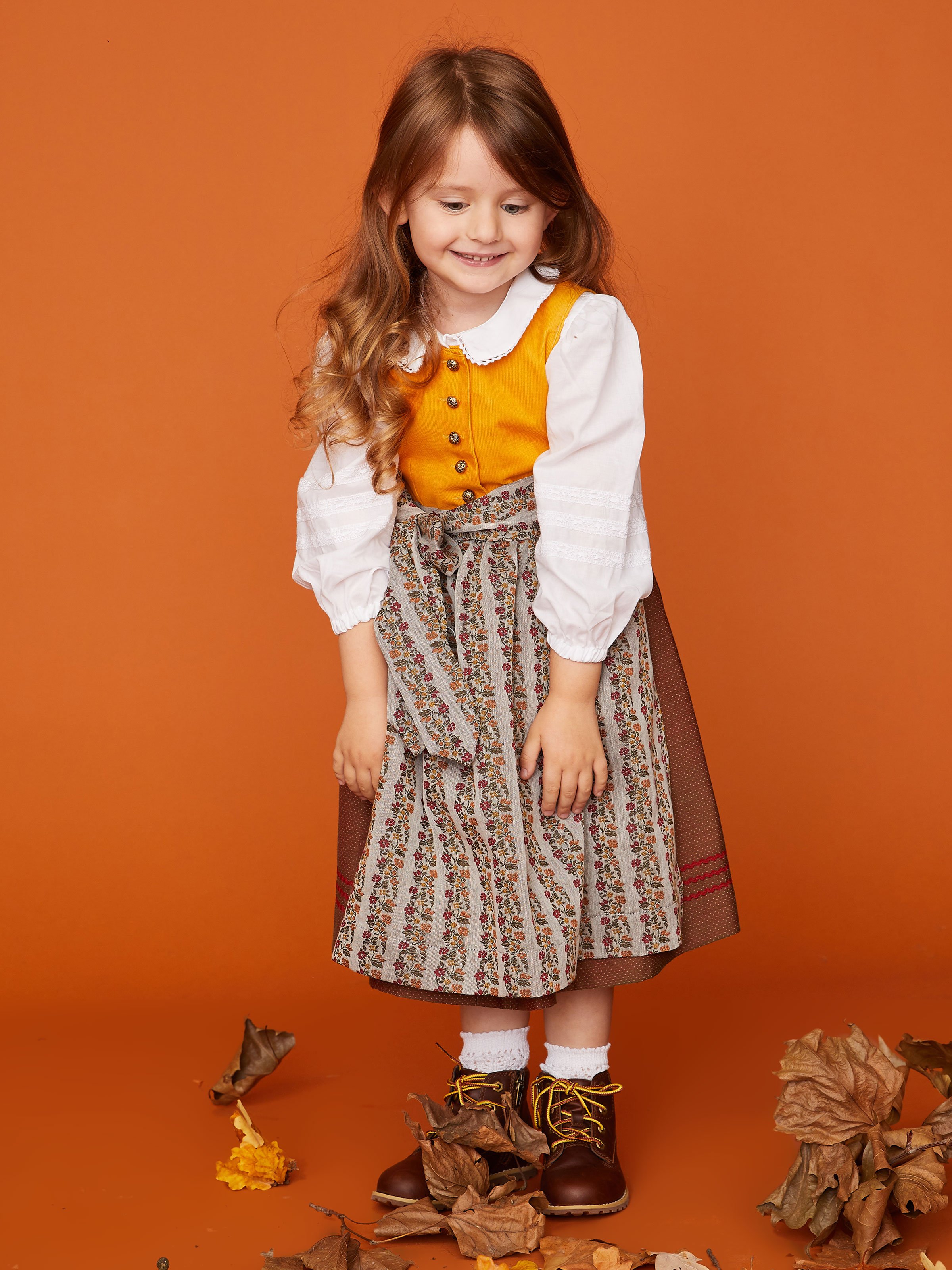 Senf-farbenes Kinderdirndl mit Schürze