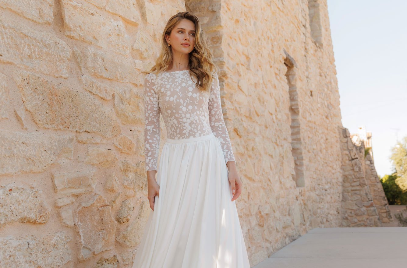 Langes Standesamt Brautkleid mit tiefen Rücken und Blumenmuster Langes Standesamt Brautkleid mit tiefen Rücken und Blumenmuster