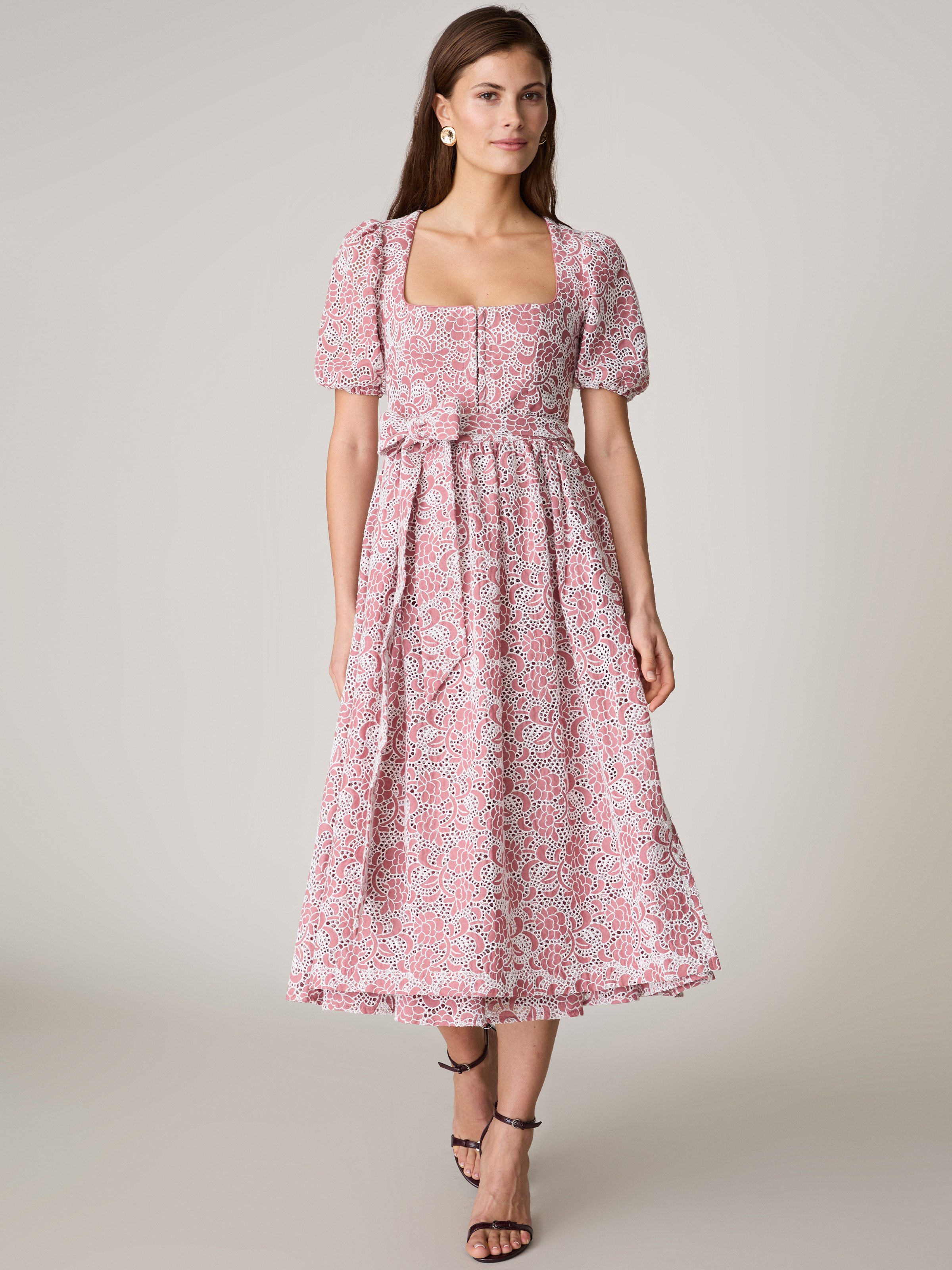 Dirndl in Rosa aus Lochspitze