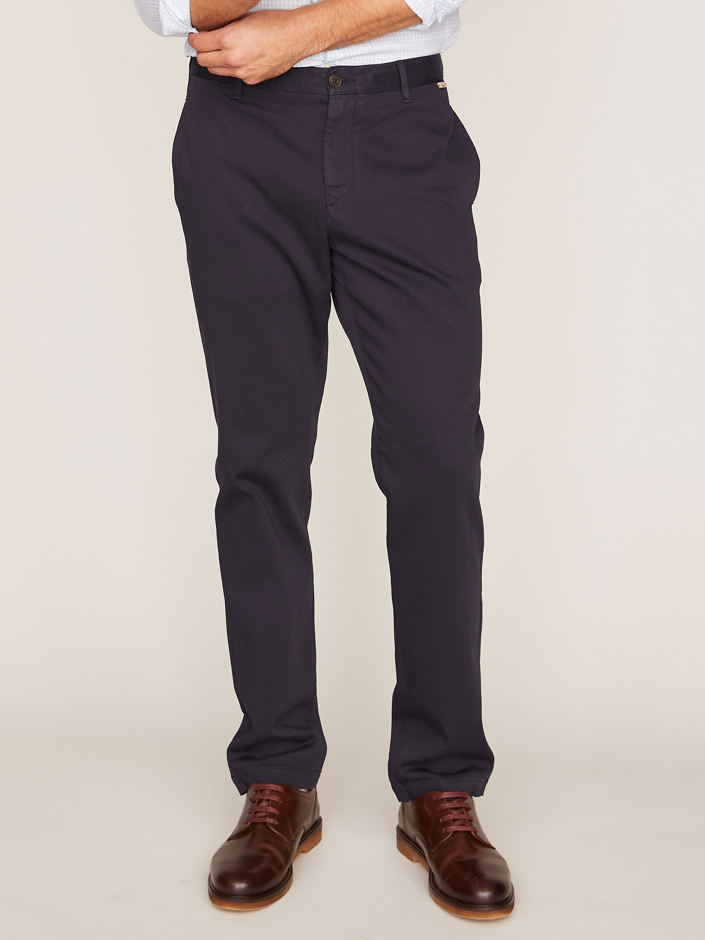 Dunkelblaue Chino mit Logo-Applikation