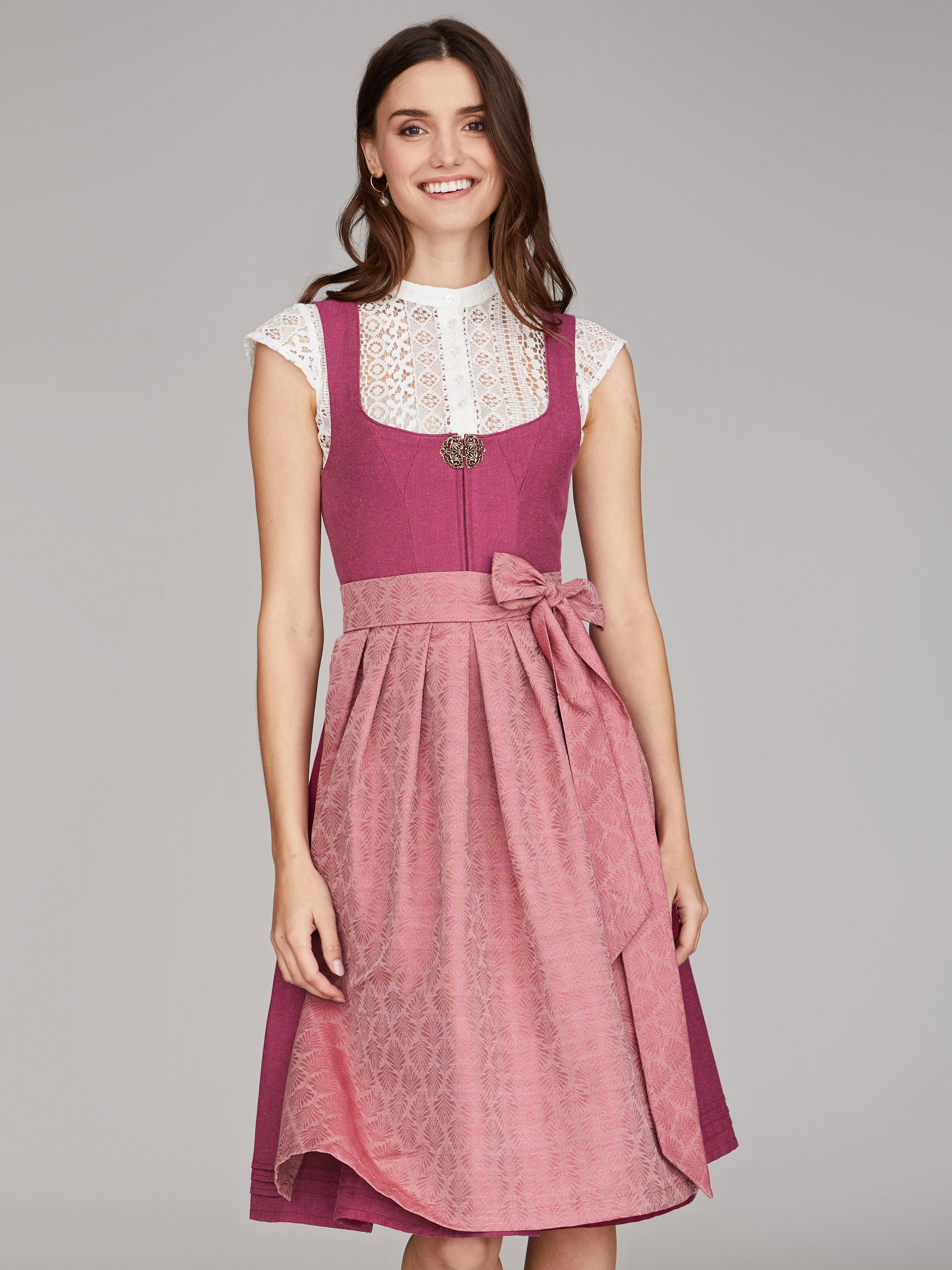Beerenfarbenes Dirndl mit goldener Zierschnalle Beerenfarbenes Dirndl mit goldener Zierschnalle