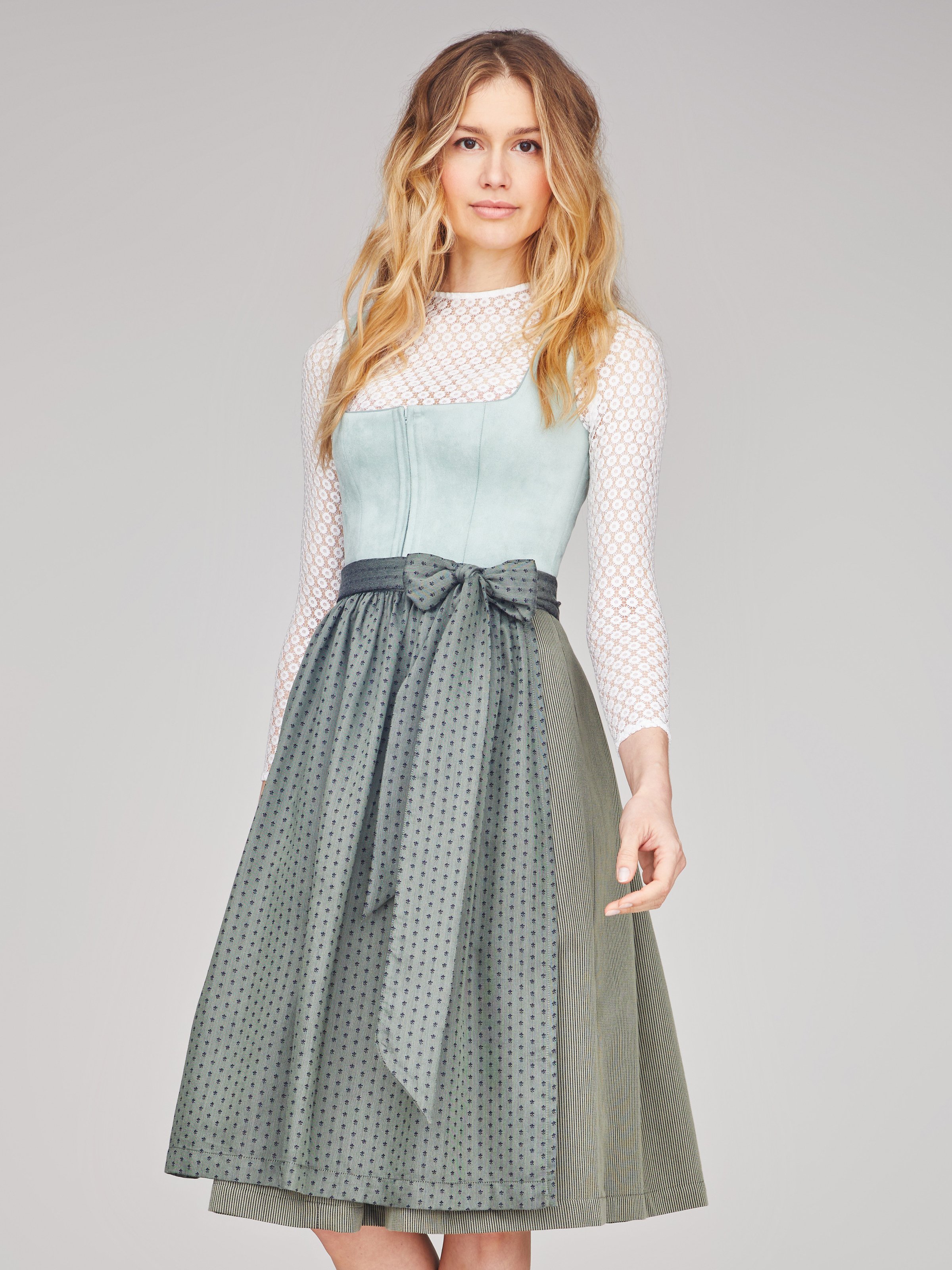 Dirndl mit Velours-Mieder in hellem Türkis Dirndl mit Velours-Mieder in hellem Türkis