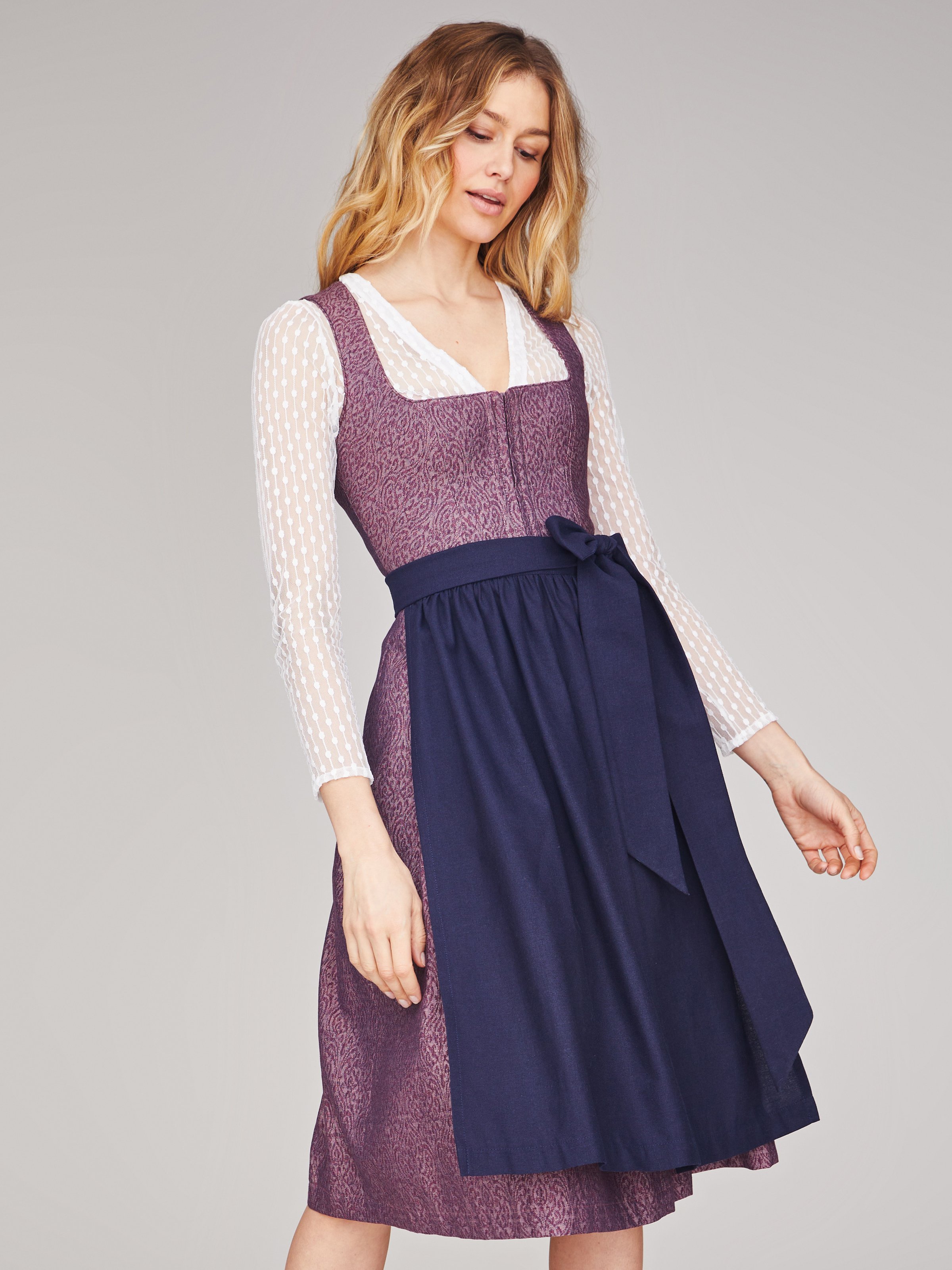 Dirndl in schimmerndem Beerenton Dirndl in schimmerndem Beerenton