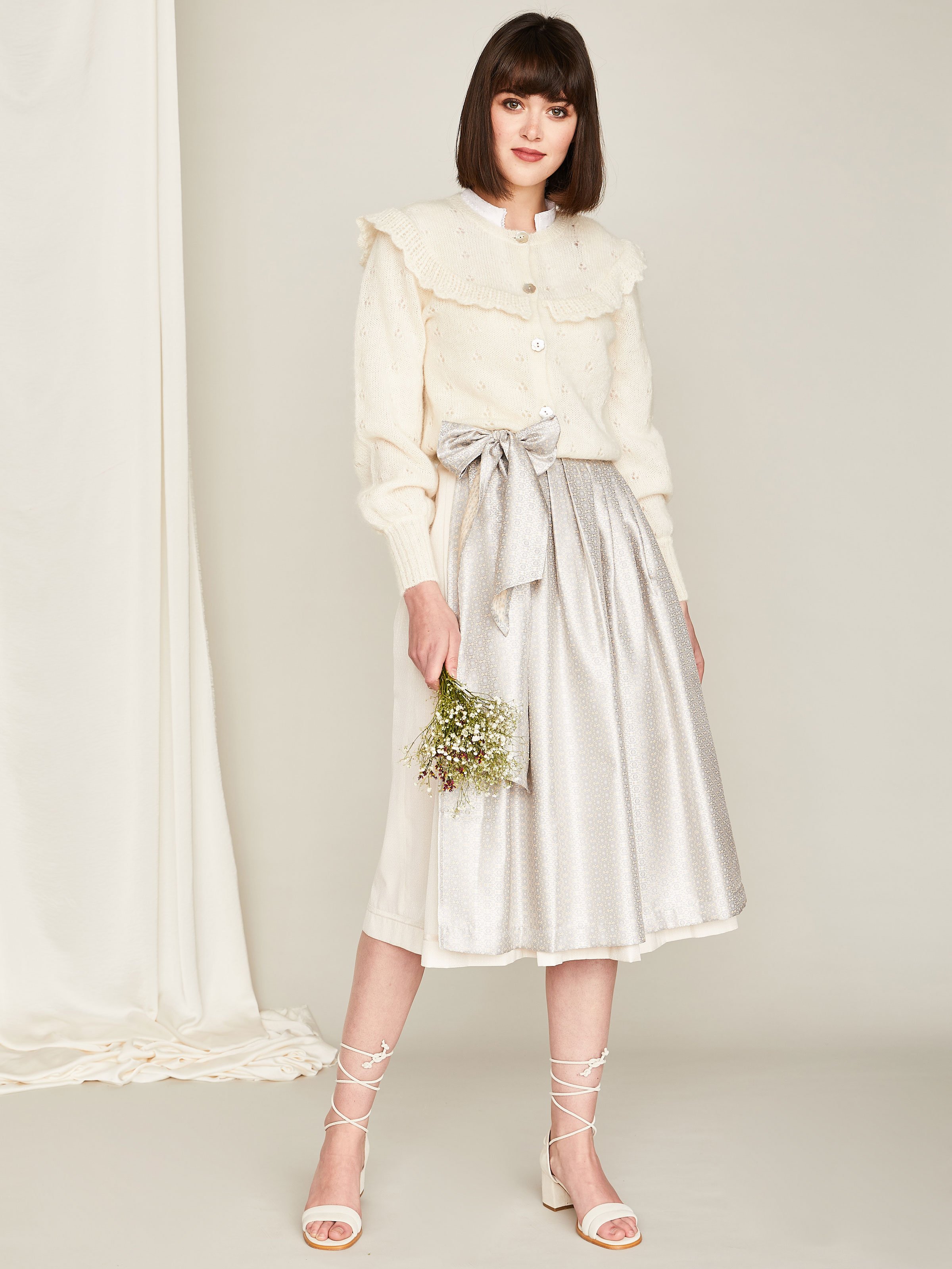 Sandfarbenes Dirndl mit glänzender Schürze Sandfarbenes Dirndl mit glänzender Schürze
