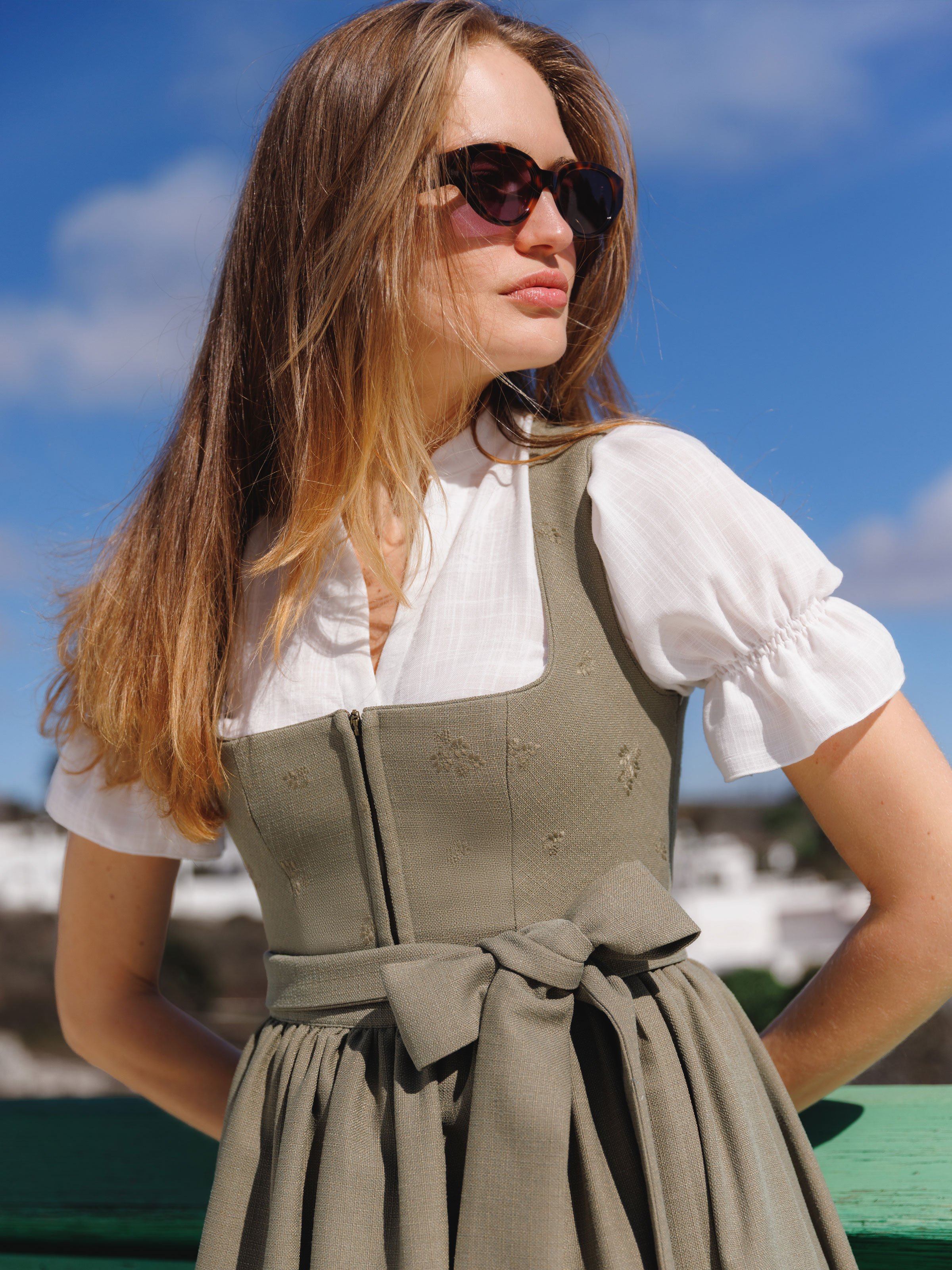 Dirndl in Olive mit Blumenstickerei