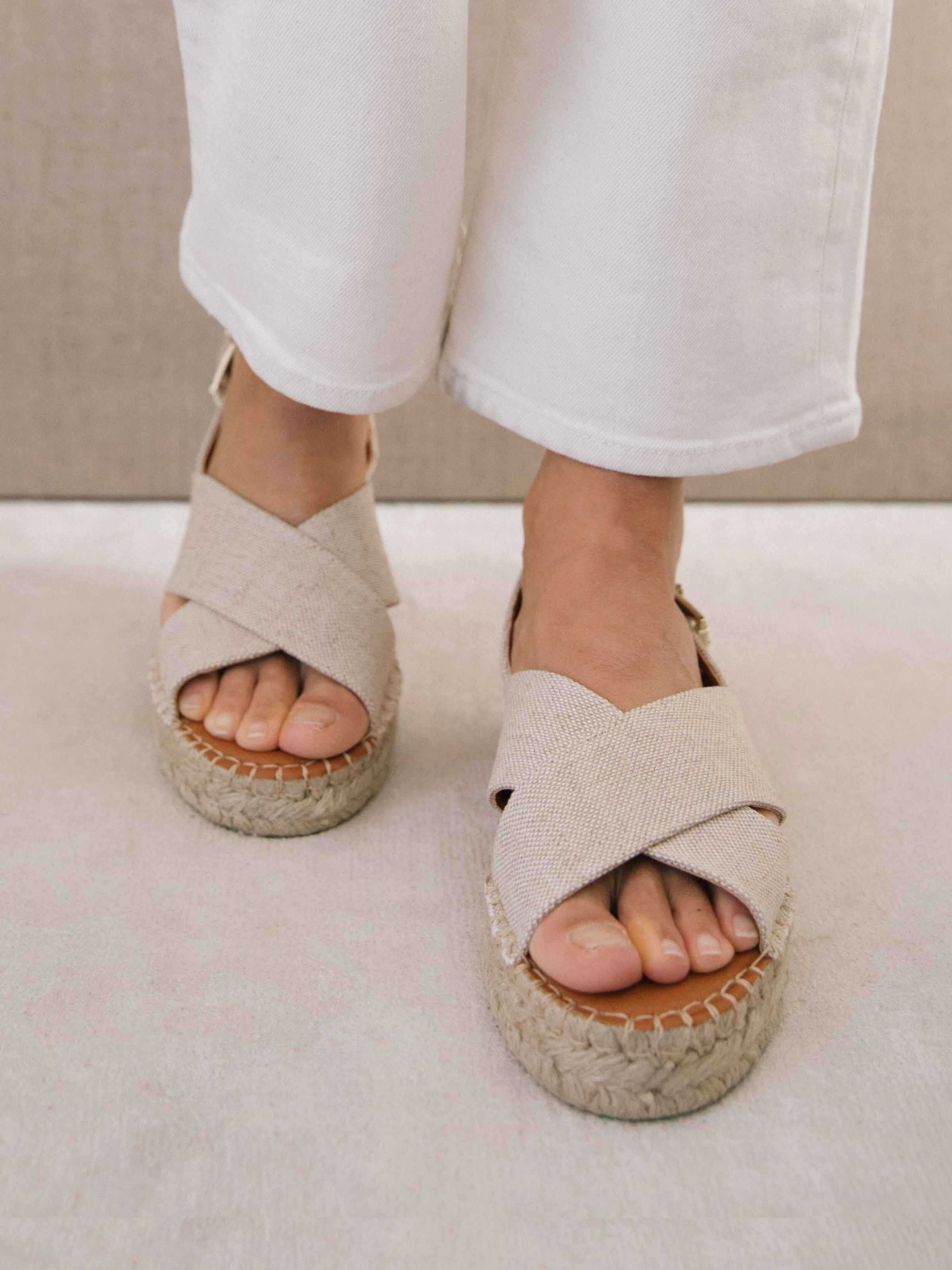 Beigefarbene Sandalen aus veganem Leinen
