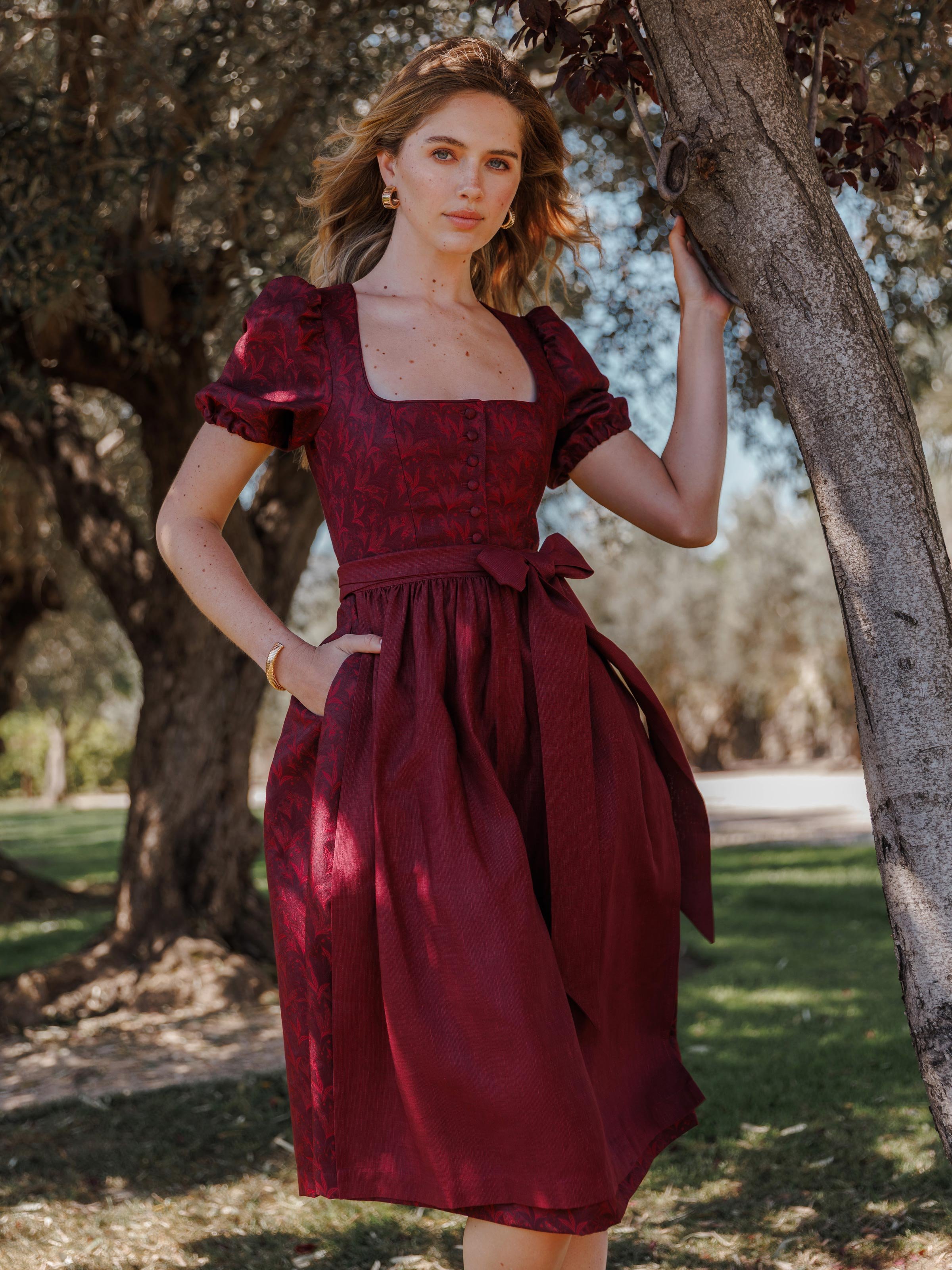 Dunkelrotes Dirndl mit Puffärmel