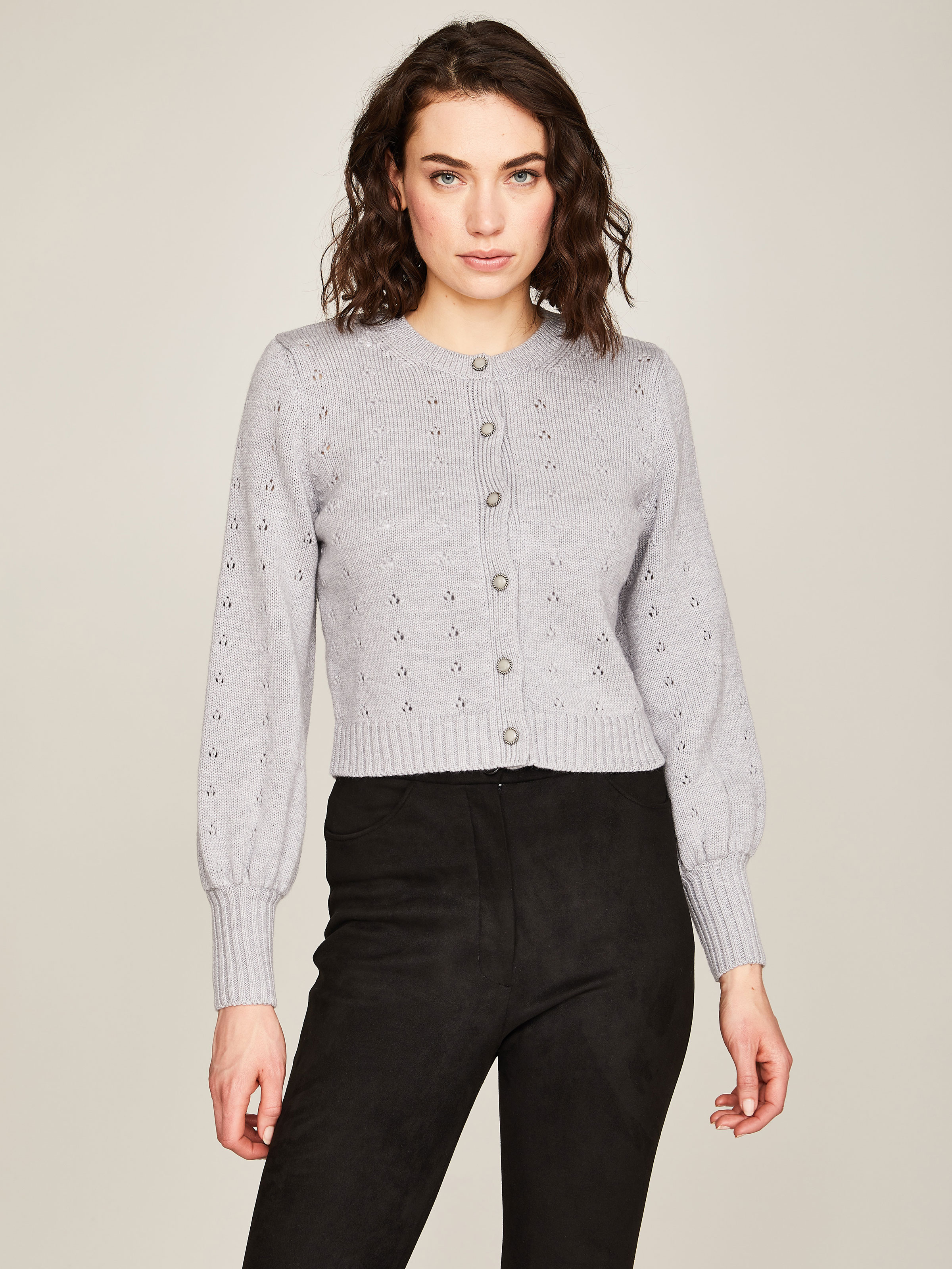 Graue Strickjacke mit Lochmuster