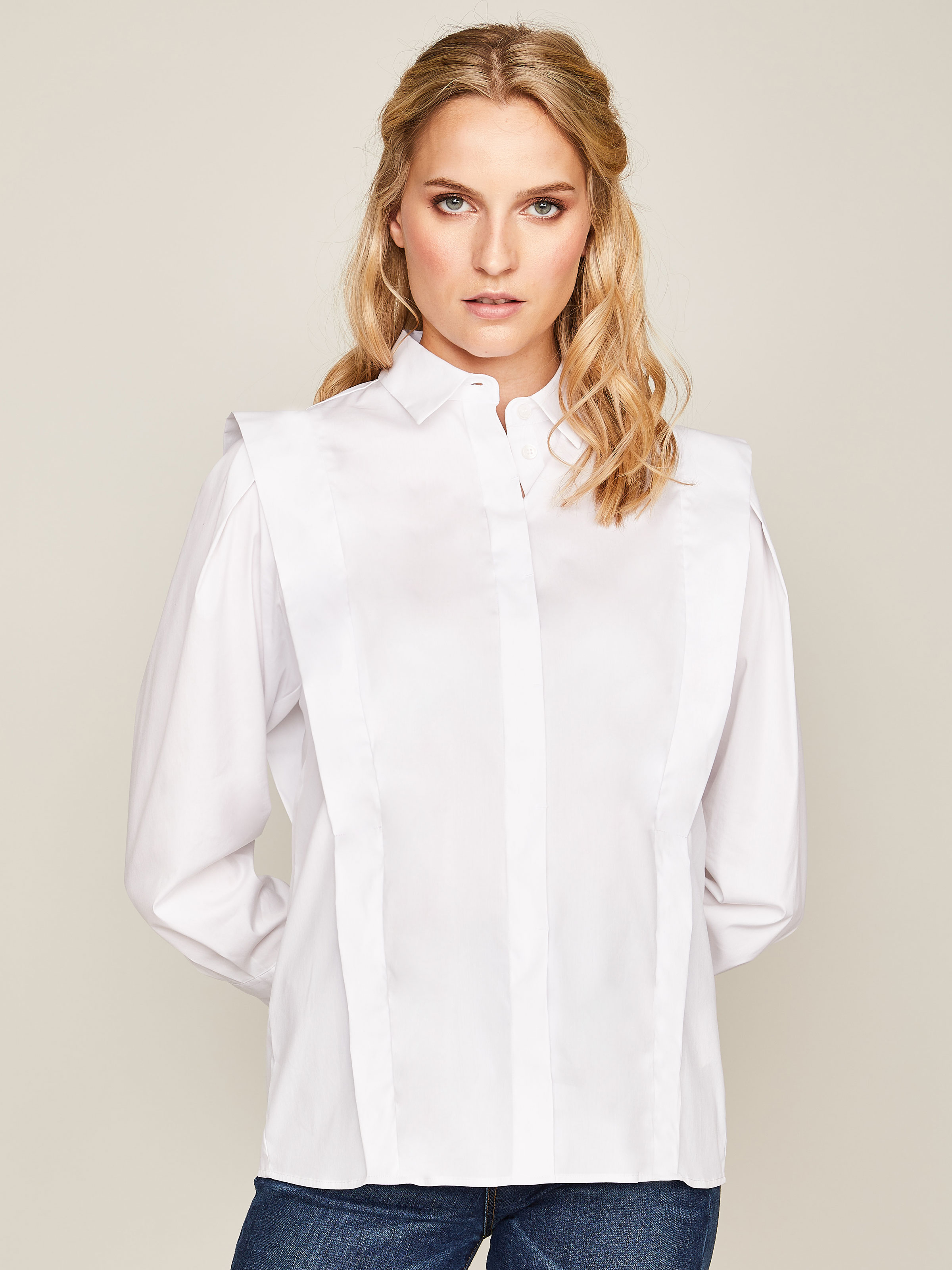 Weiße Bluse mit gelegten Falten