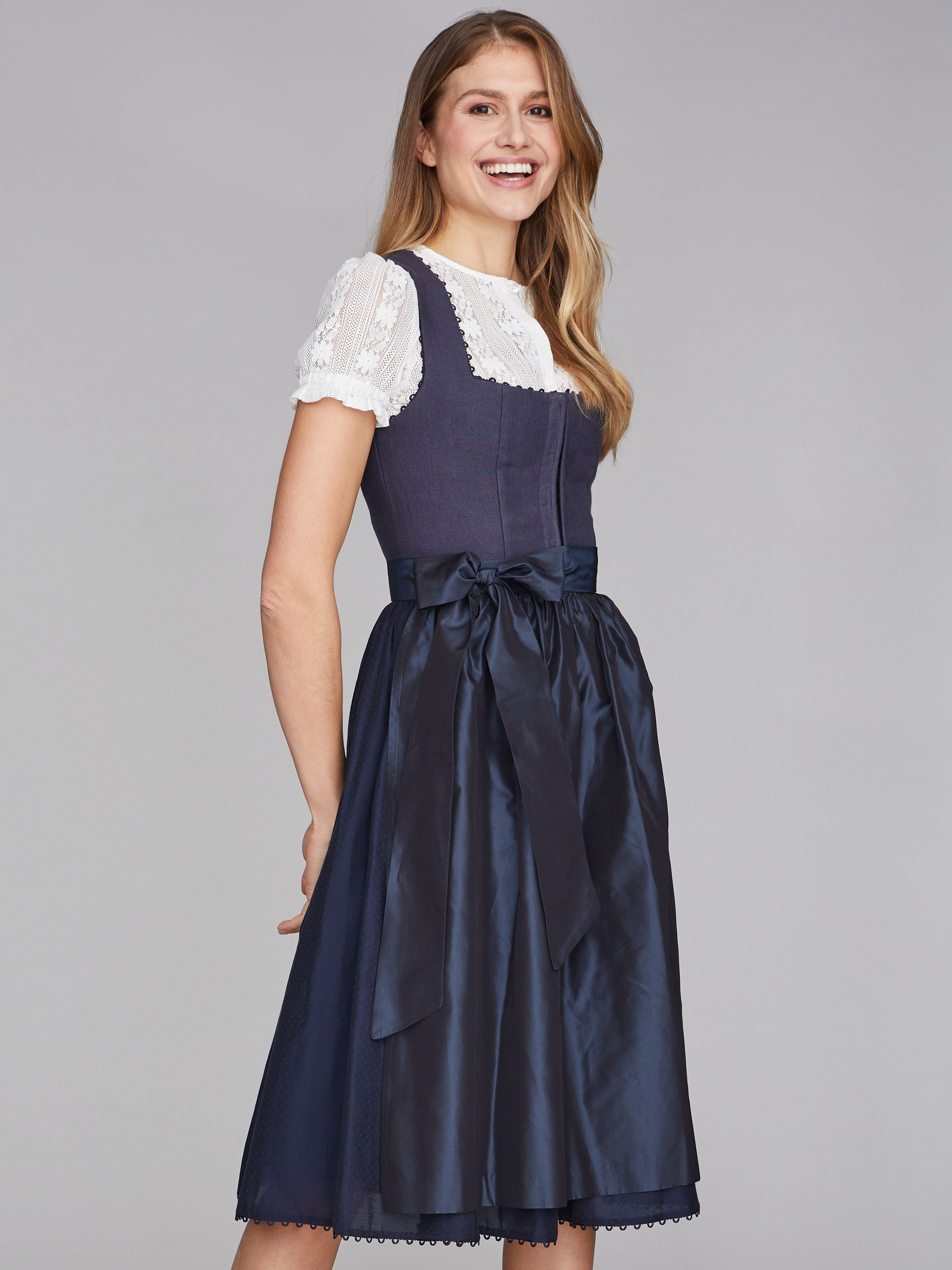 Nachtblaues Dirndl mit Leinen-Mieder
