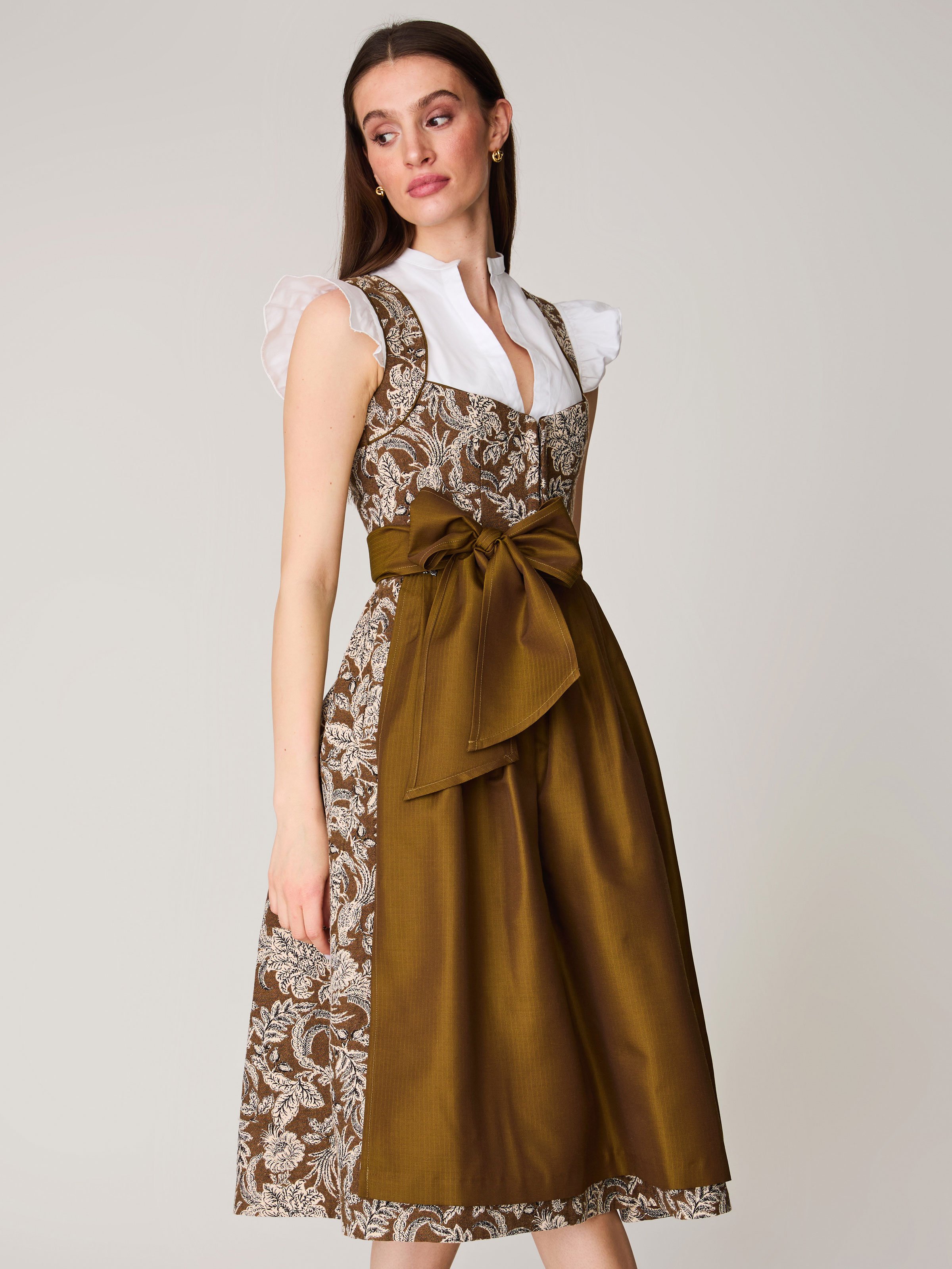 Braunes Dirndl mir floralem Muster