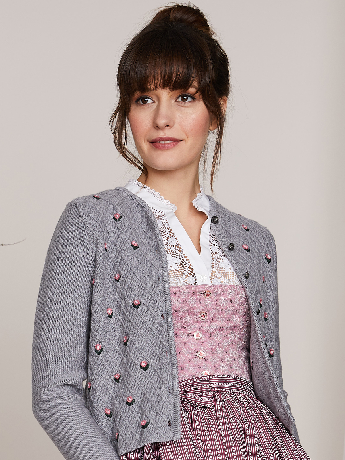 Hellgraue bestickte Strickjacke