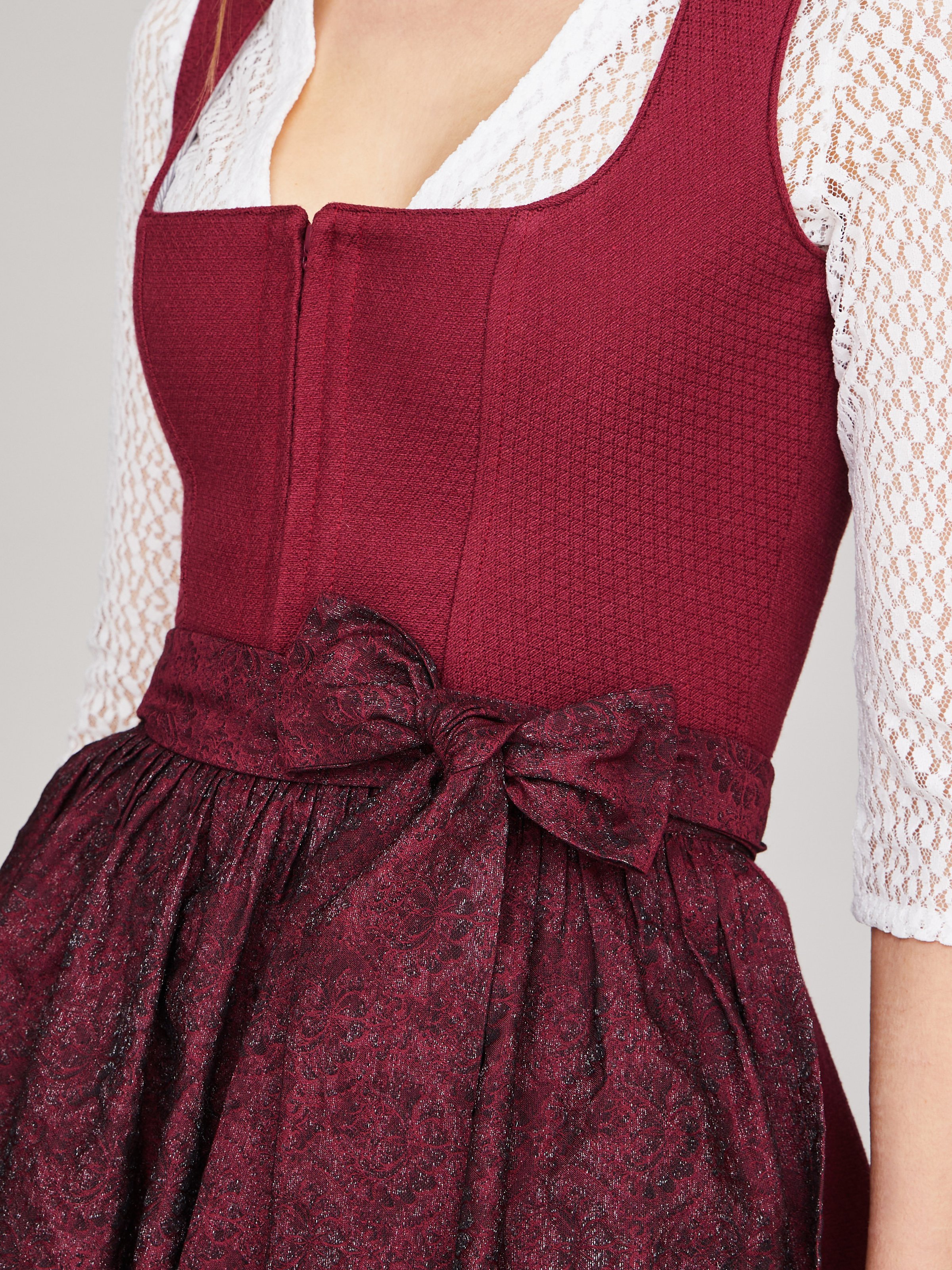Rubinrotes strukturiertes Dirndl Rubinrotes strukturiertes Dirndl