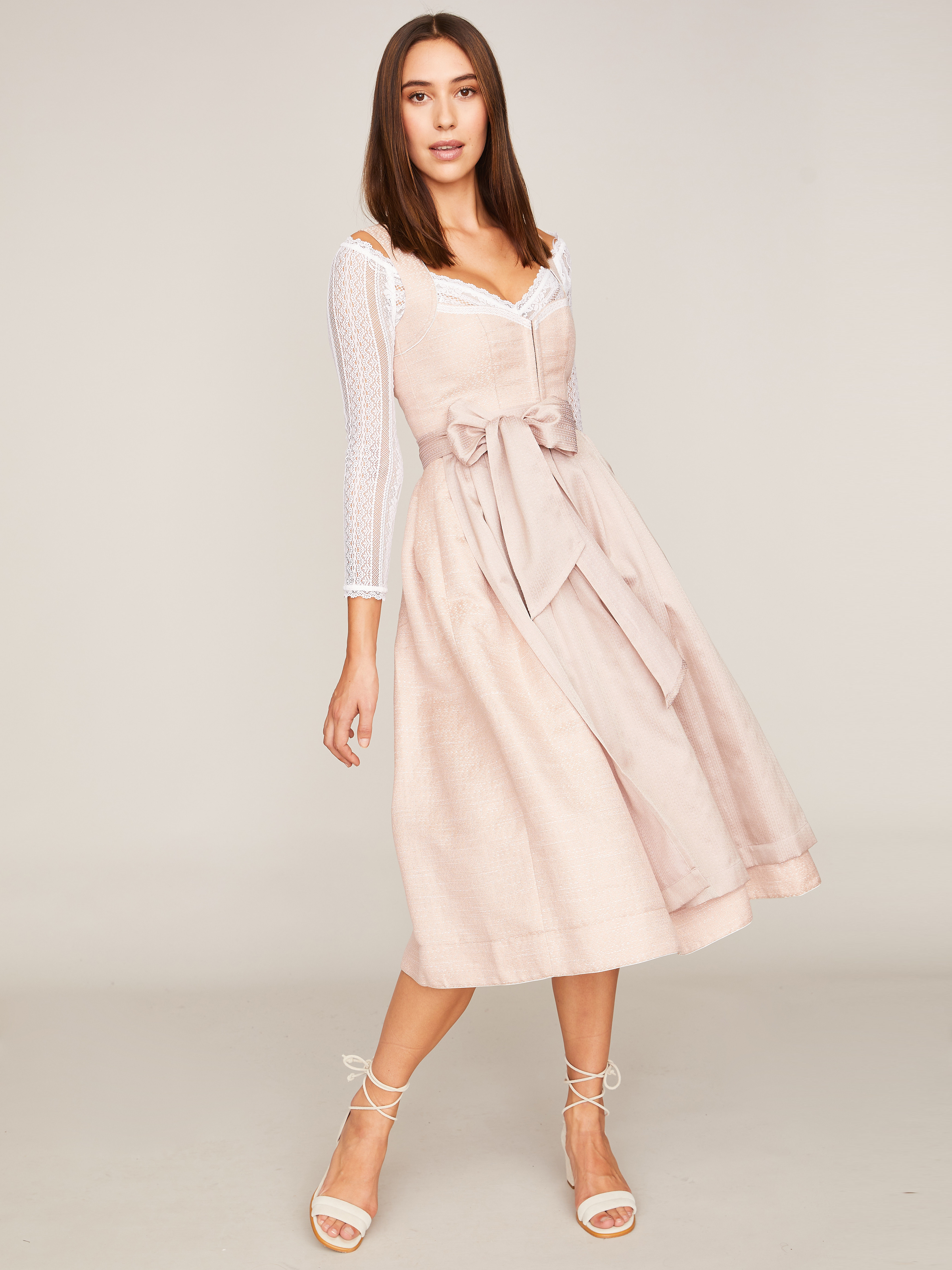 Pastell-farbenes Dirndl in sanftem Apricot