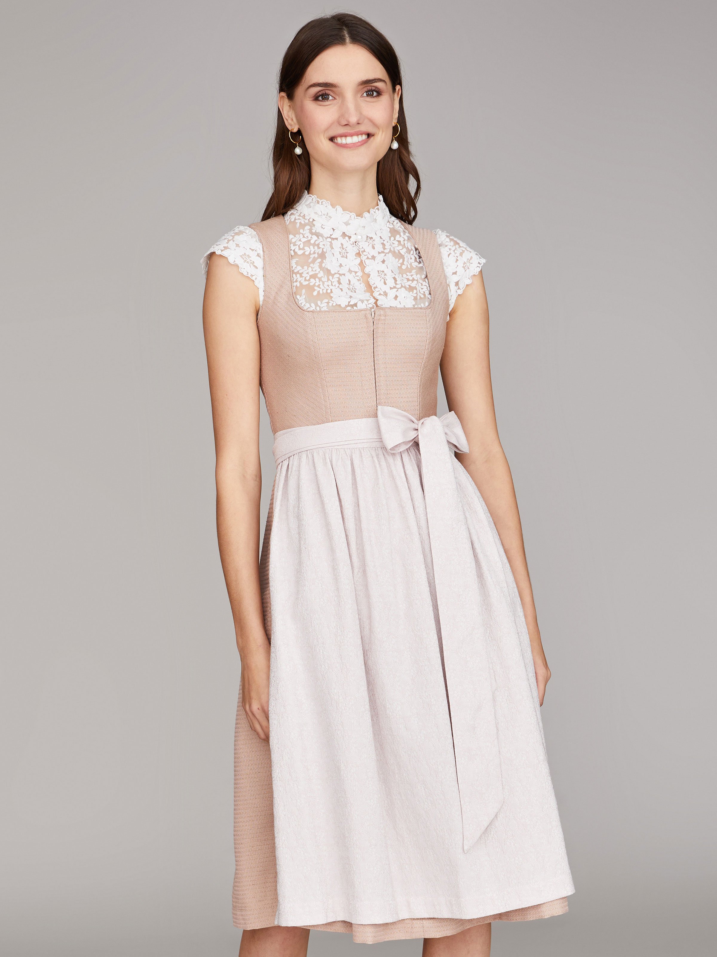 Apricot-rosafarbenes Dirndl Apricot-rosafarbenes Dirndl