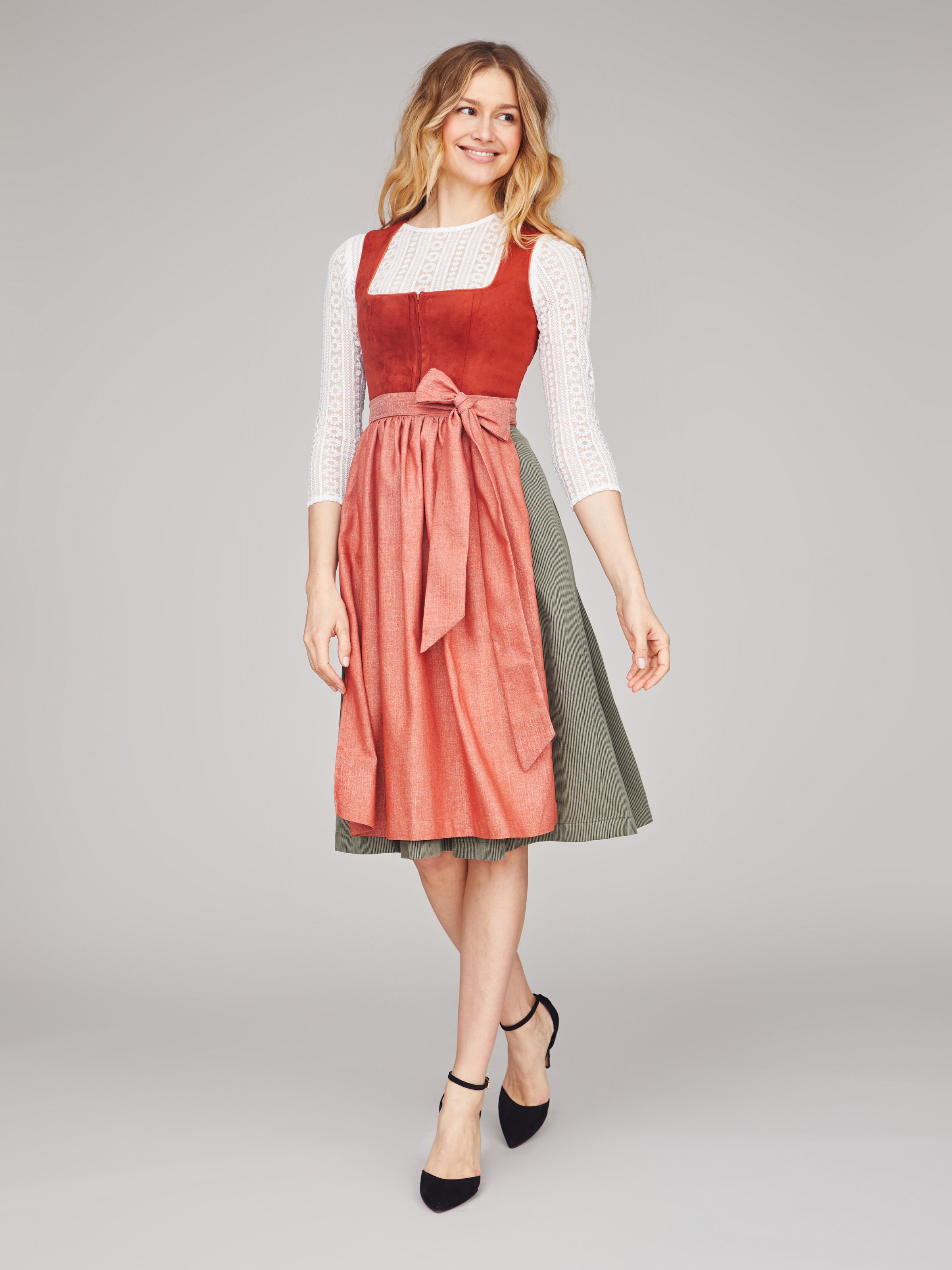Rostrotes Dirndl mit Velours-Mieder Rostrotes Dirndl mit Velours-Mieder