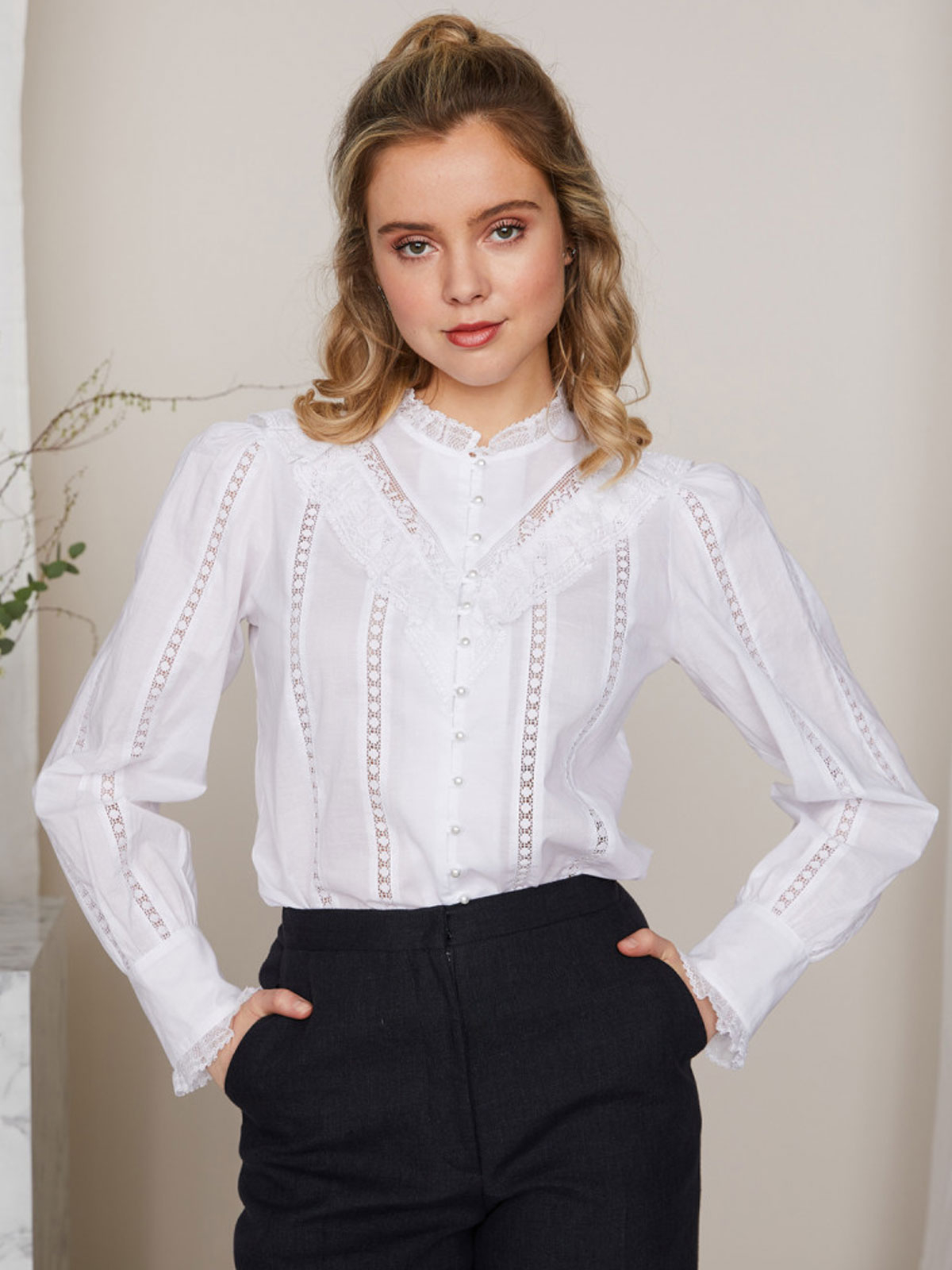 Weiße Bluse mit Volantborte