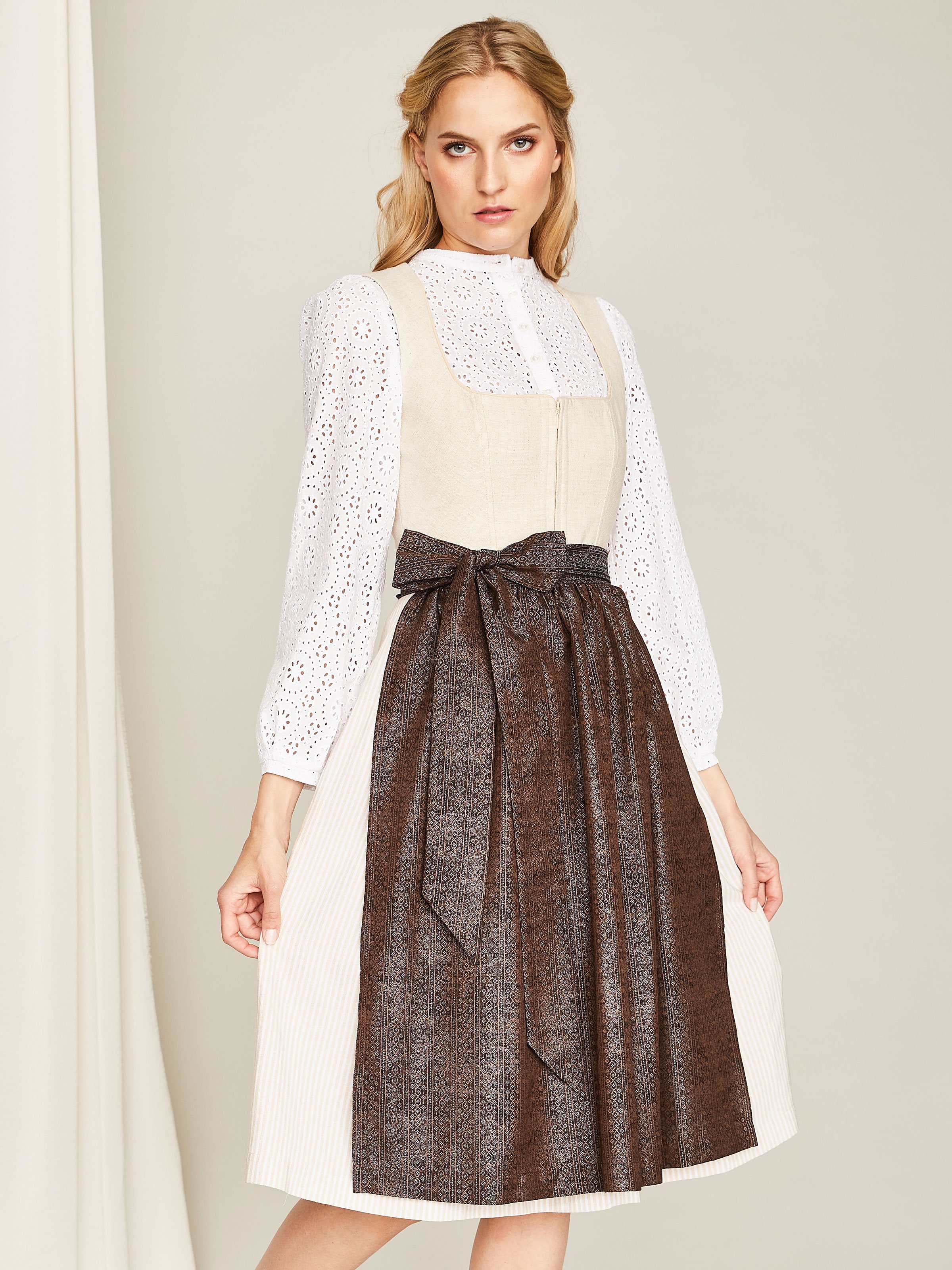 Beiges Leinen-Dirndl 