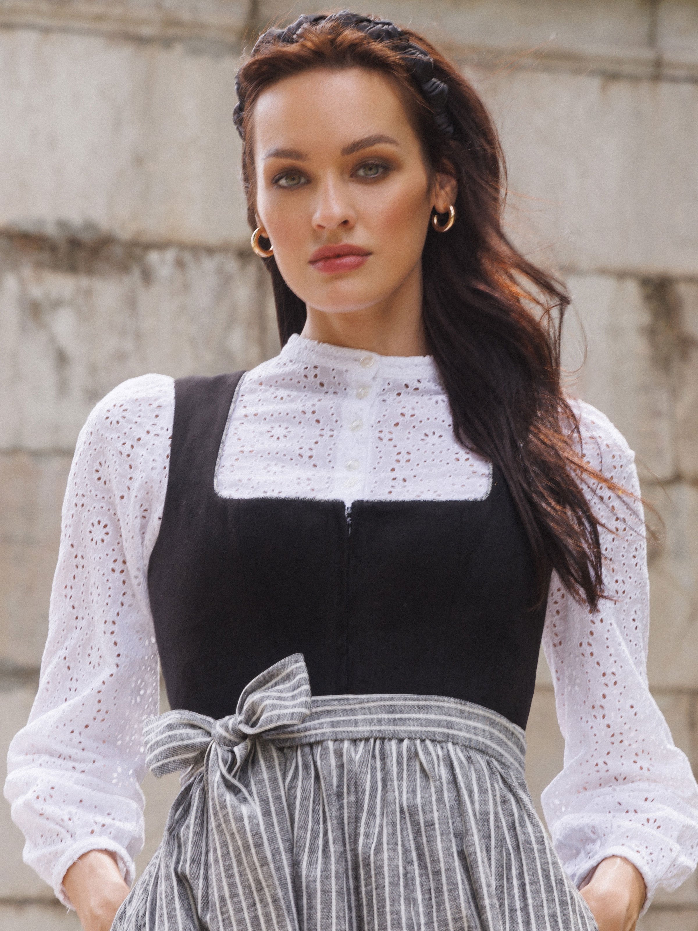 Schwarzes Dirndl mit Samt-Mieder Schwarzes Dirndl mit Samt-Mieder