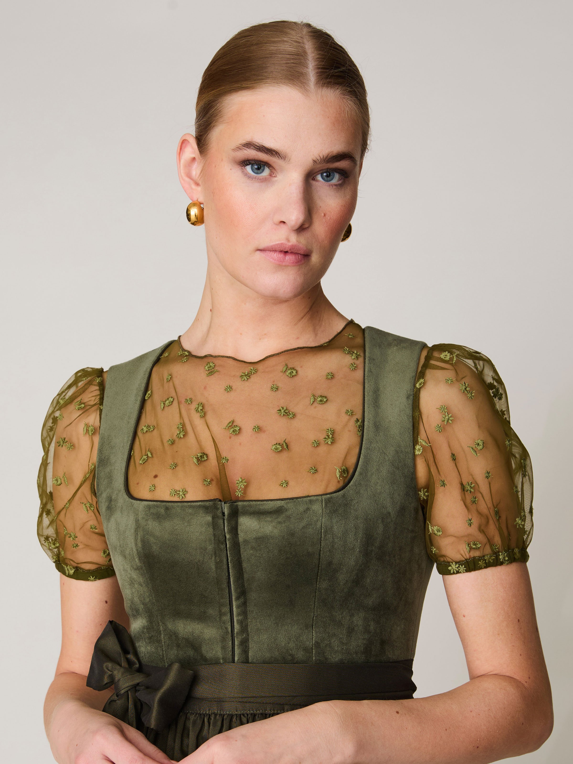 Dirndlbluse in Khaki mit Puffärmel