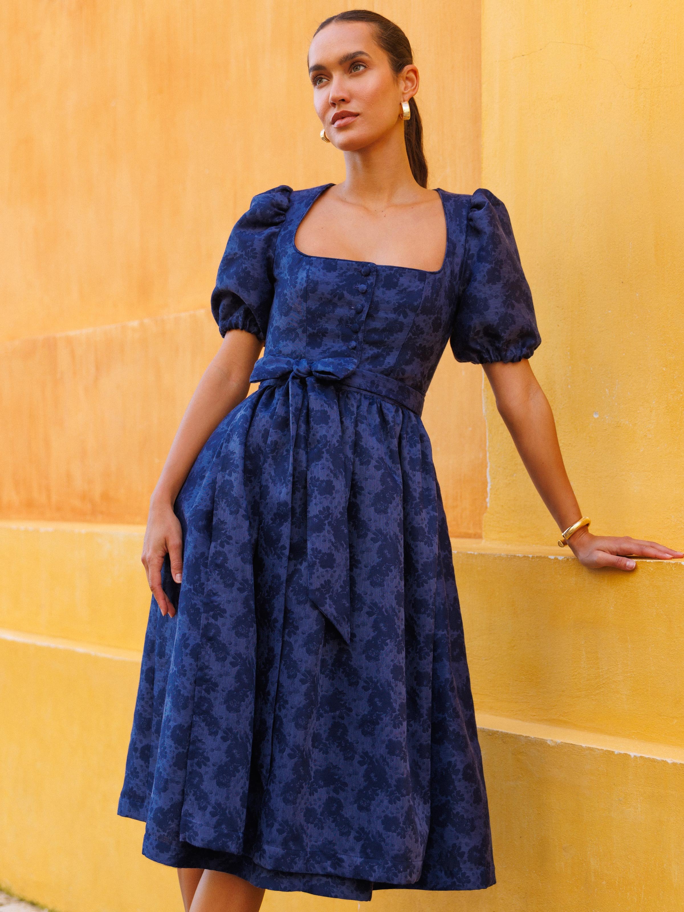 Dunkelblaues Dirndl mit Puffärmeln