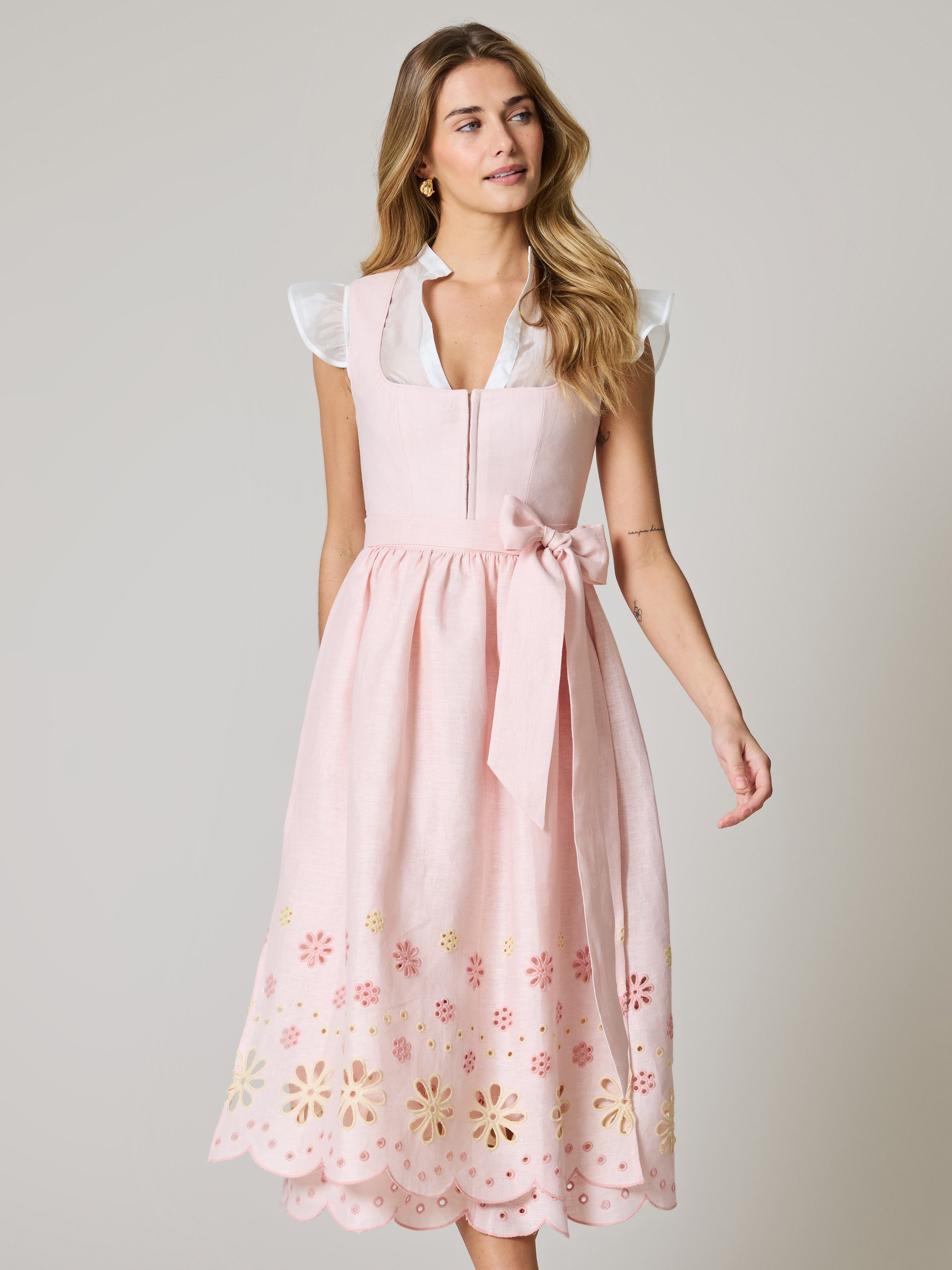 Dirndl in Hellrosa mit Lochspitze am Rock
