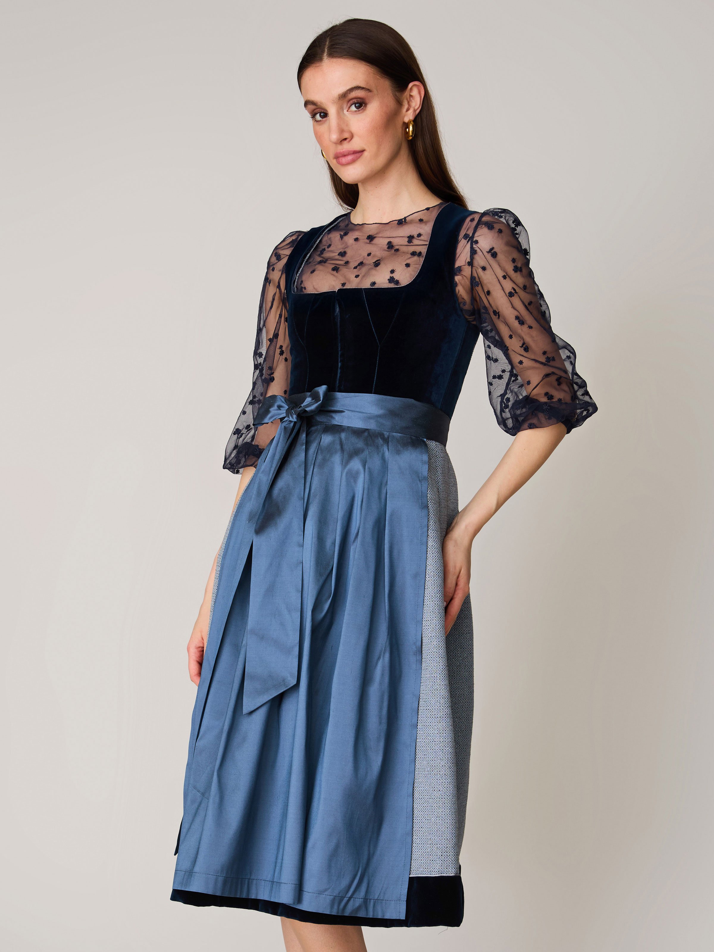 Dunkelblaues Dirndl mit Samt-Mieder