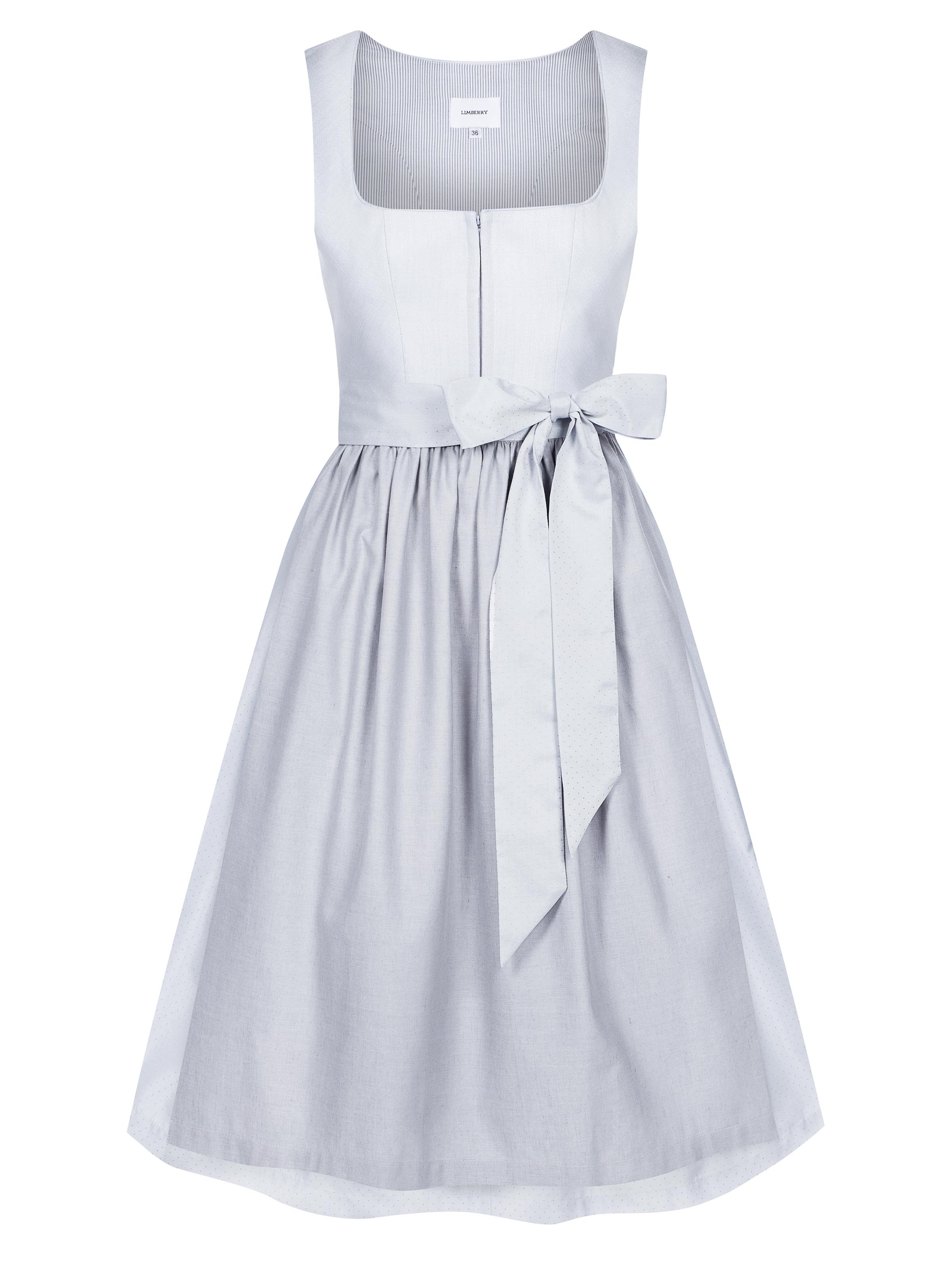 Hellblaues Dirndl mit zwei Schürzen
