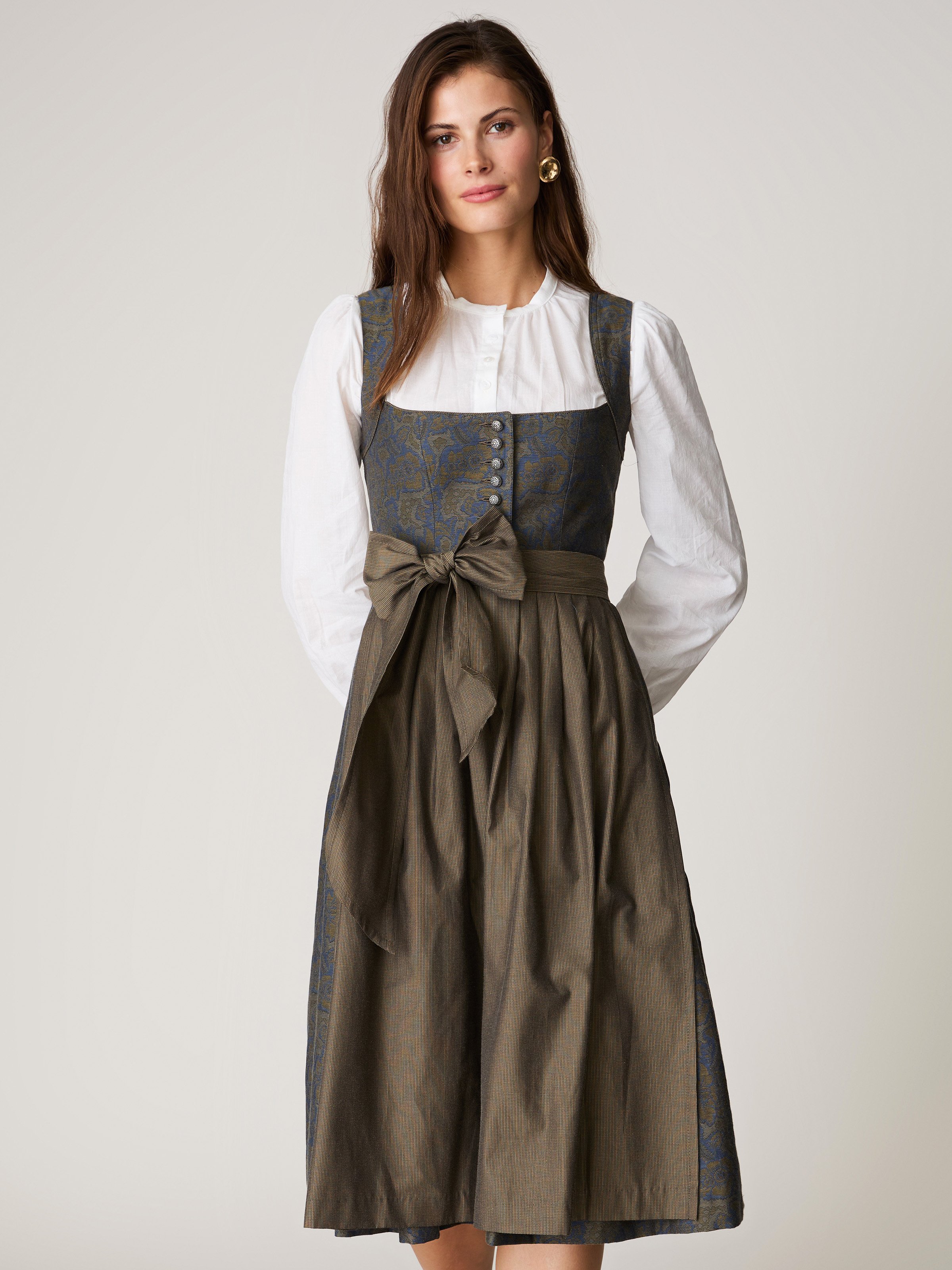 Braunes Dirndl mit floralem Muster