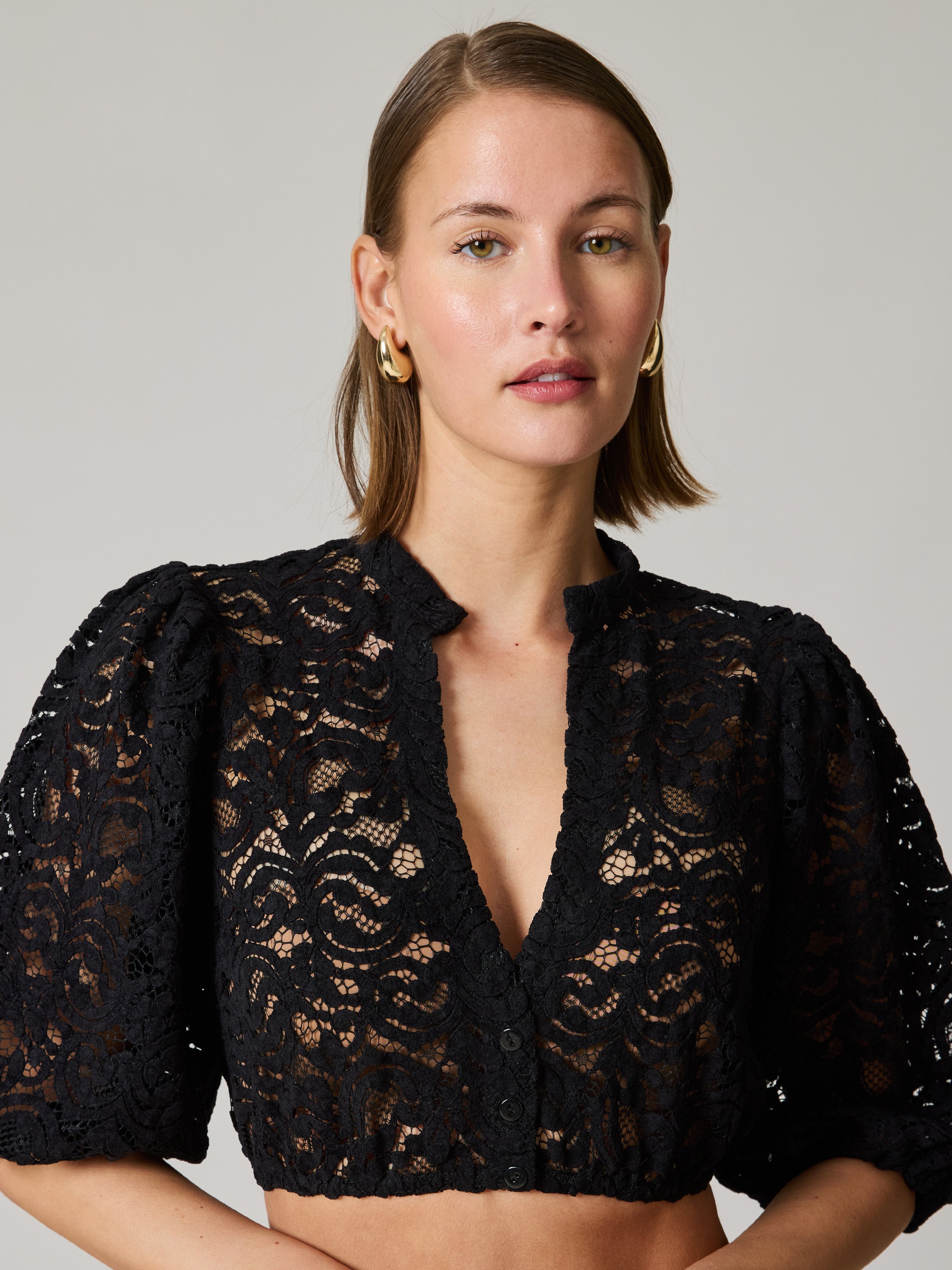 Schwarze Spitzenbluse aus Samt