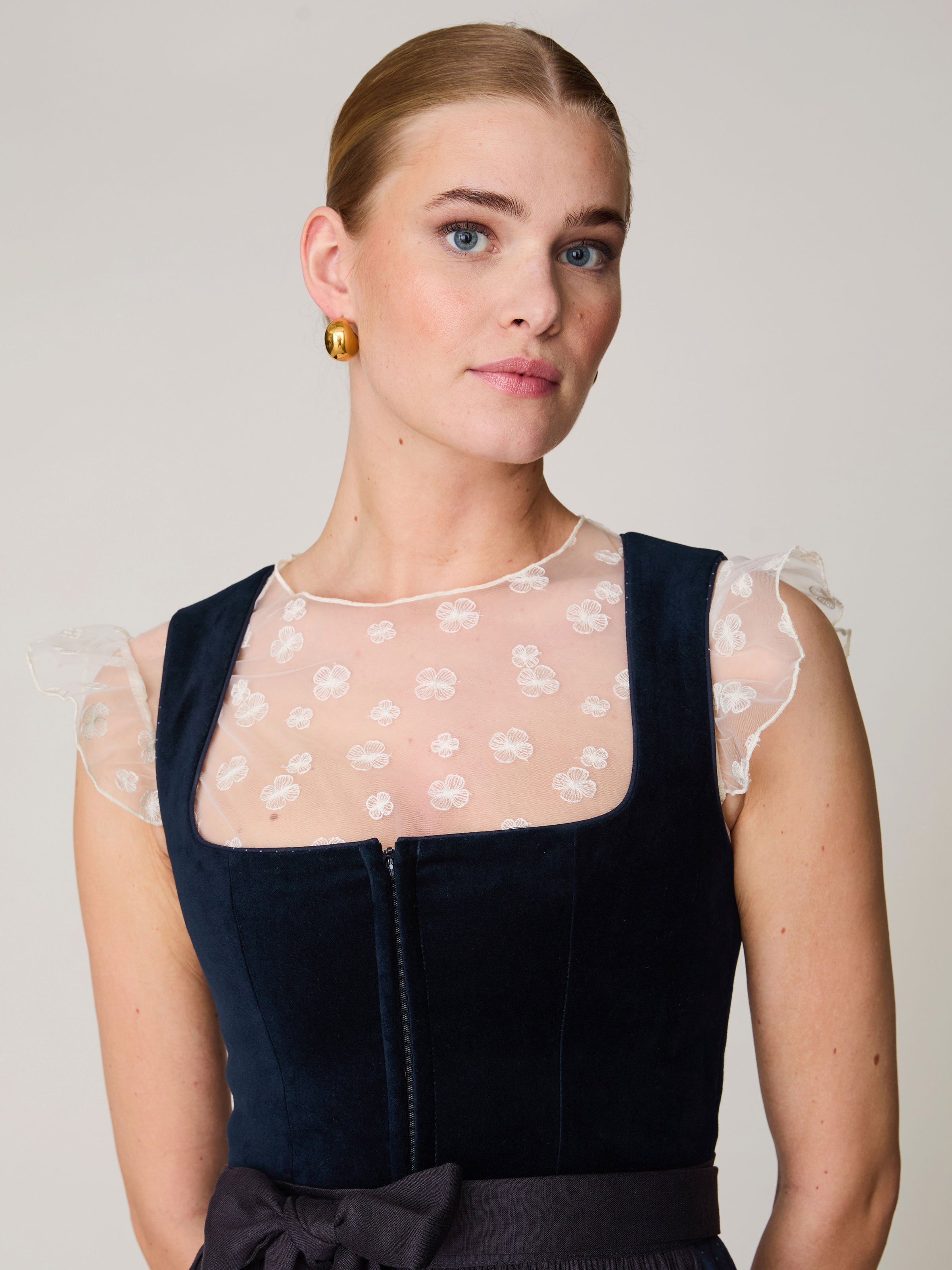 Dirndlbluse in Cremeweiß mit Flügelärmel