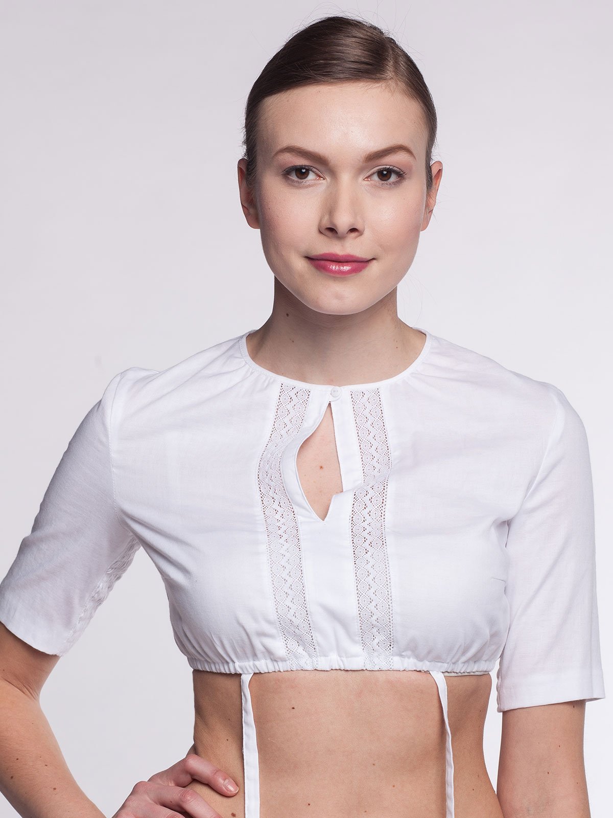 Hochgeschlossene Dirndlbluse mit Spitze