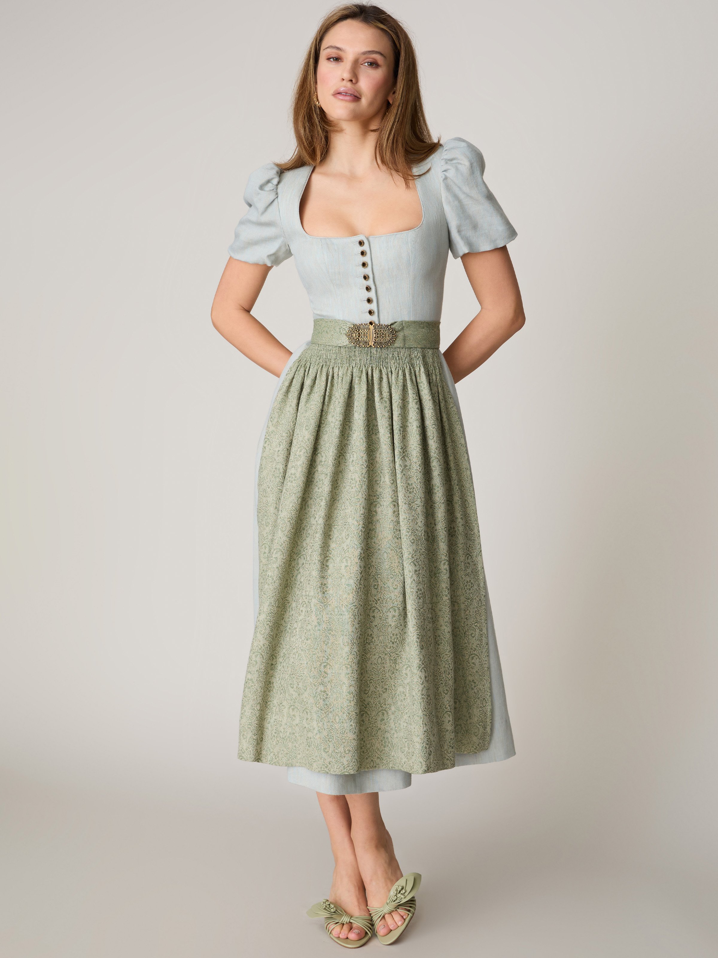 Hellblaues Dirndl mit Puffärmel
