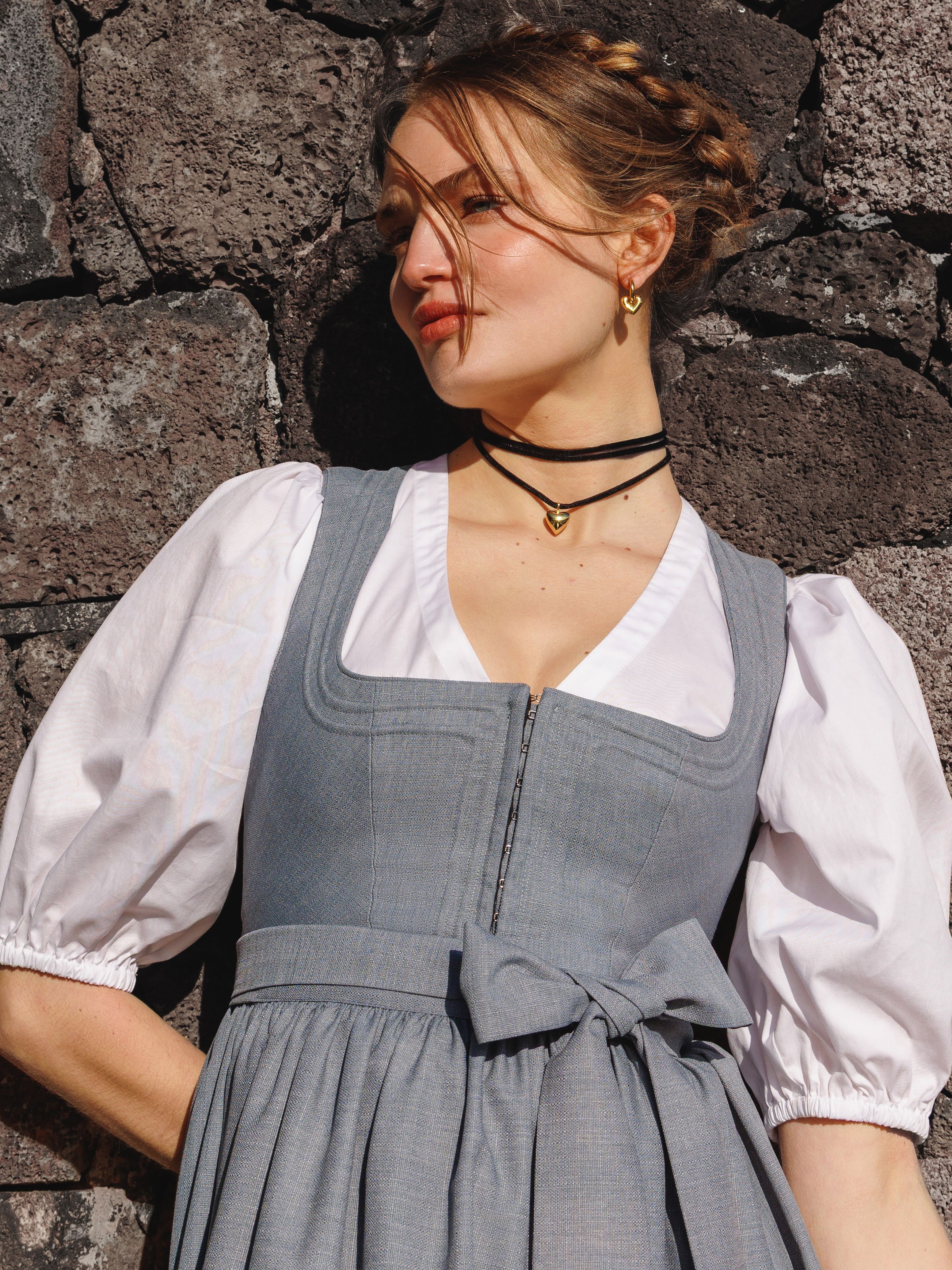 Graublaues Dirndl mit Schnursteppung