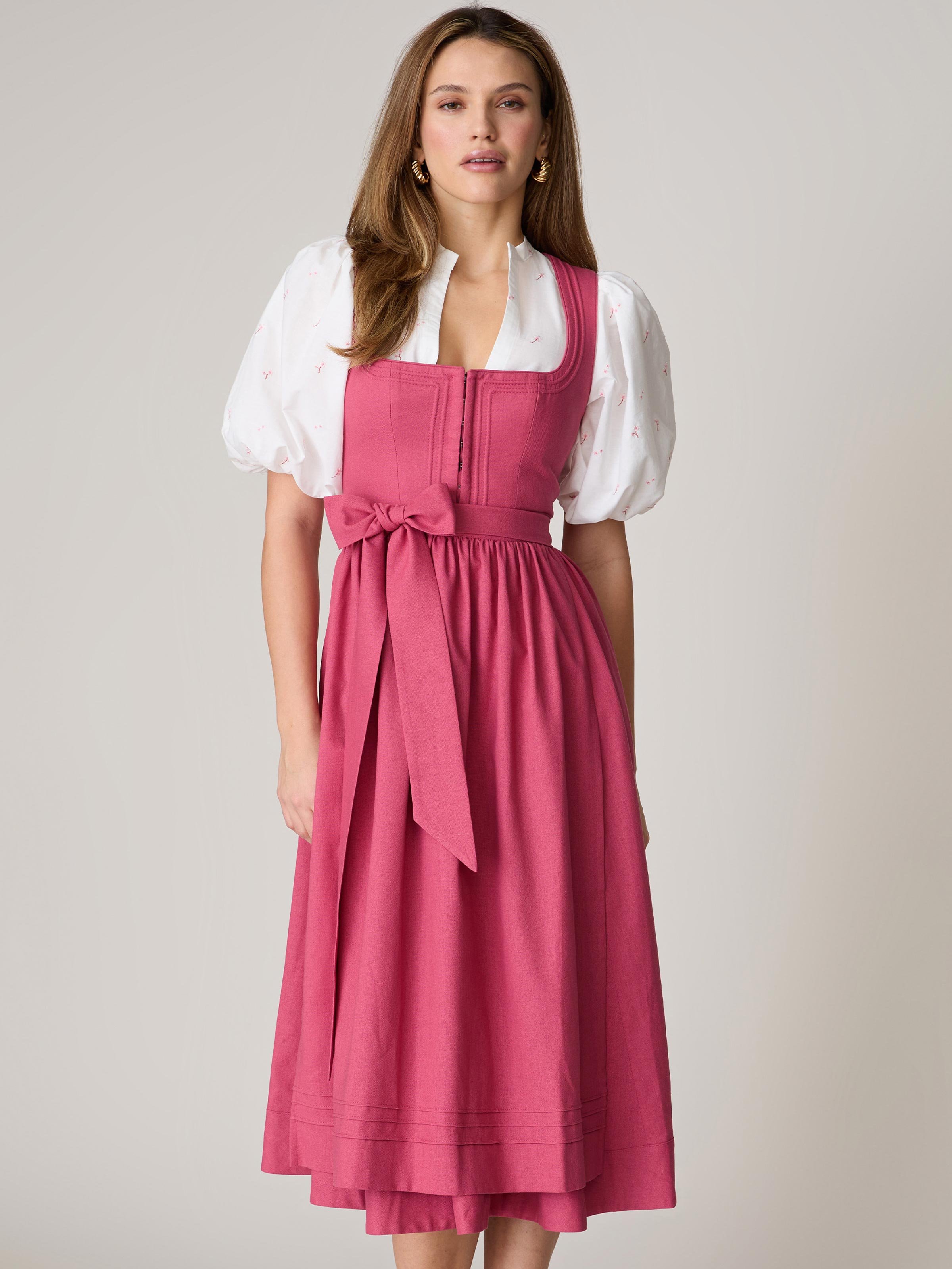 Himbeerrotes Leinen-Dirndl mit Schnursteppung 