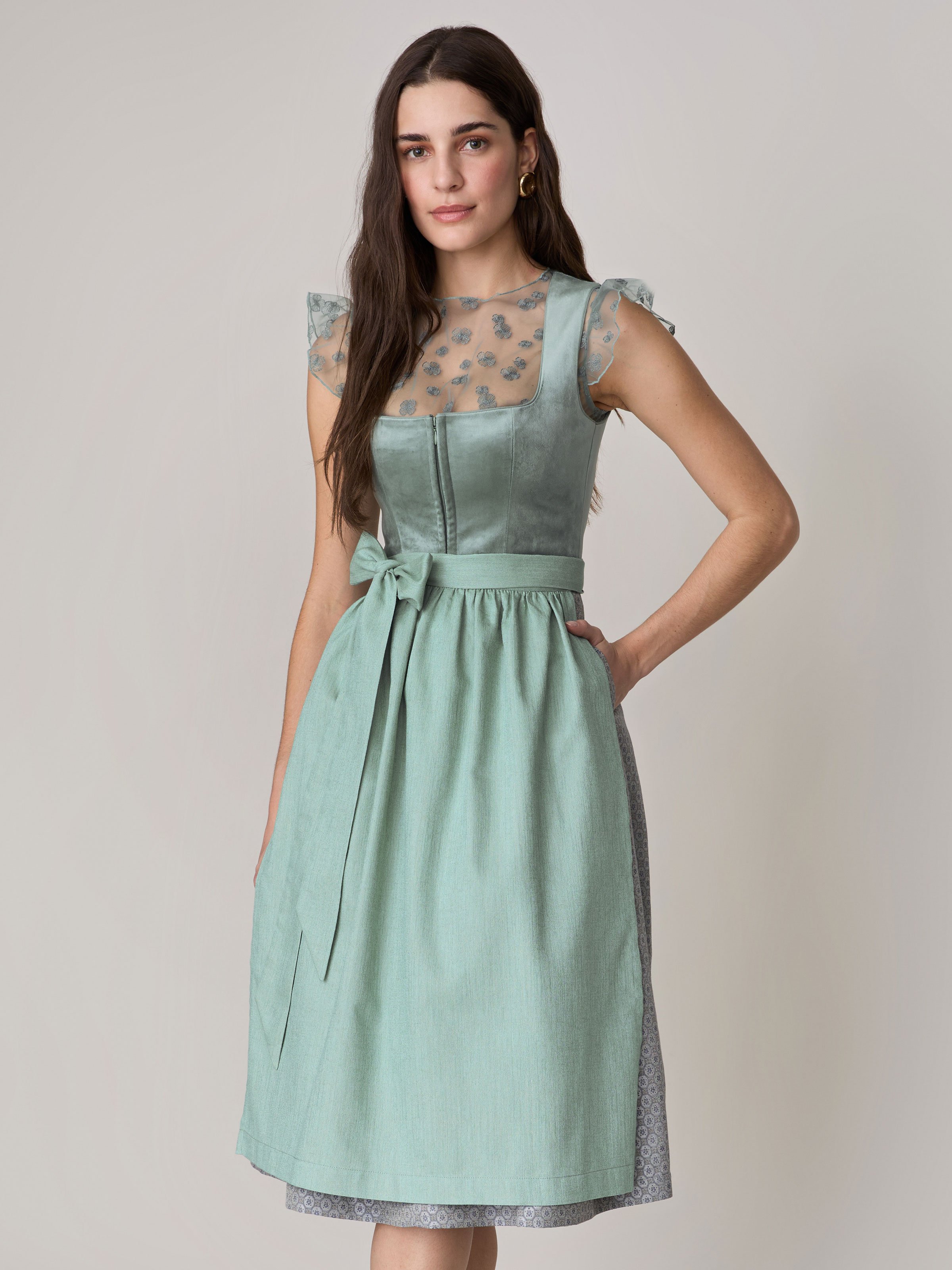 Salbeigrünes Dirndl mit gemustertem Rock