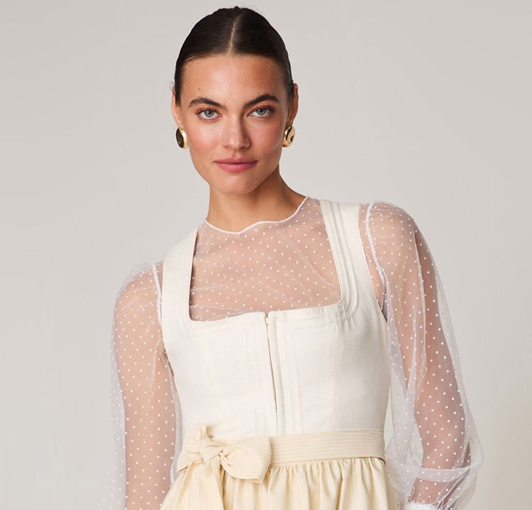 Gelbes Dirndl mit gepunkteter Bluse