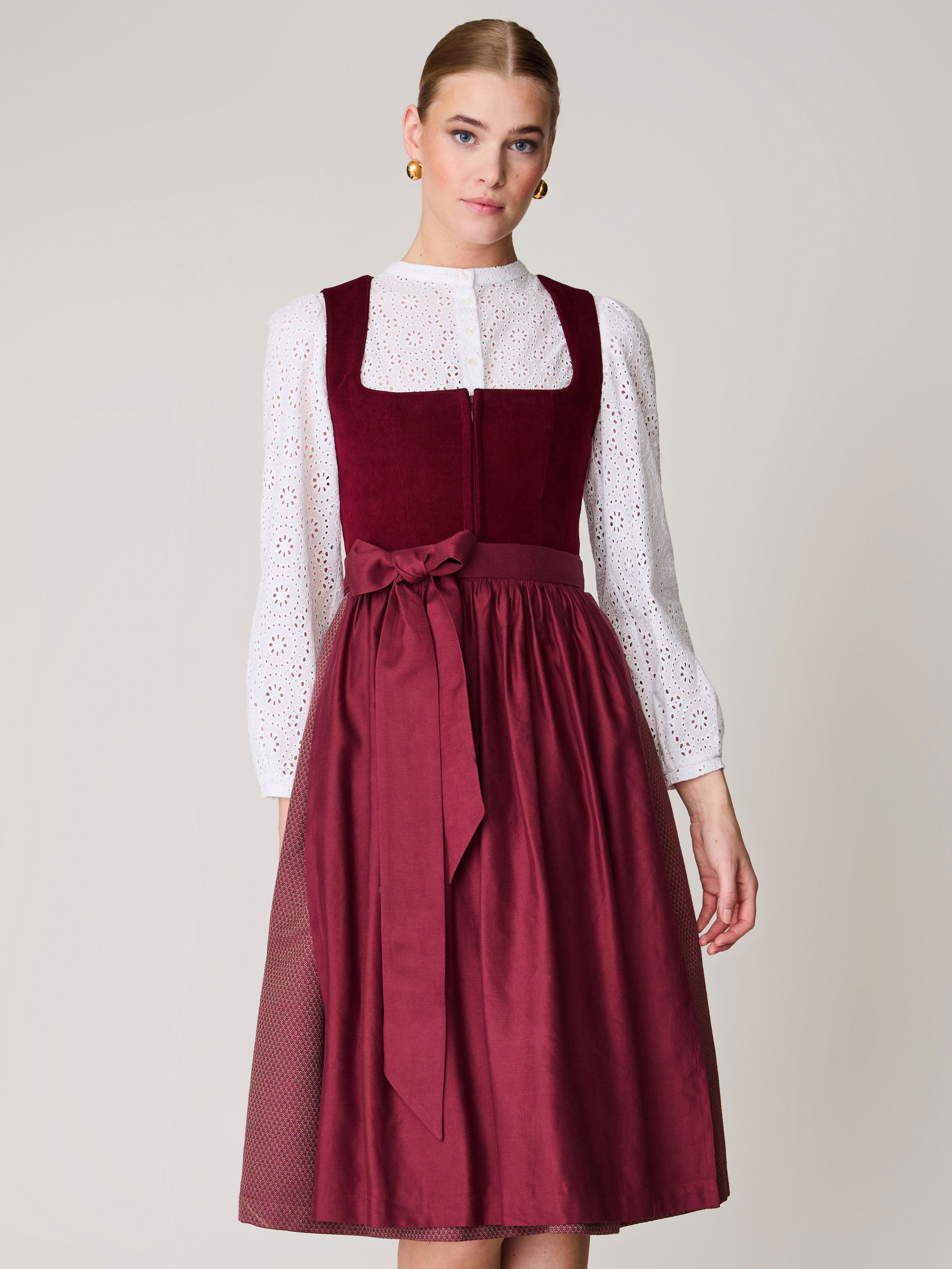 Dunkelrotes Dirndl mit Cord-Mieder